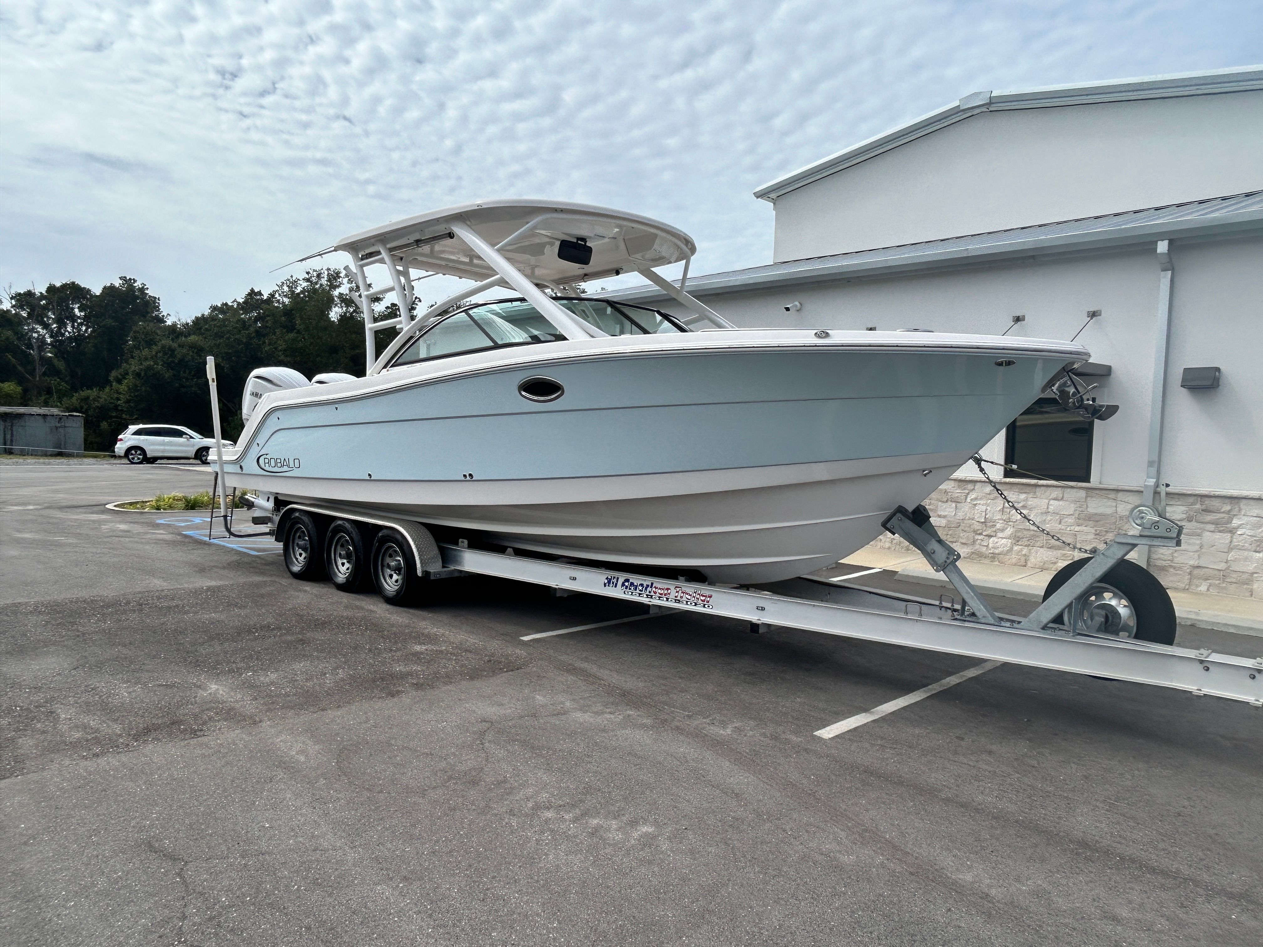2025 Robalo R317 Dual Console - 7