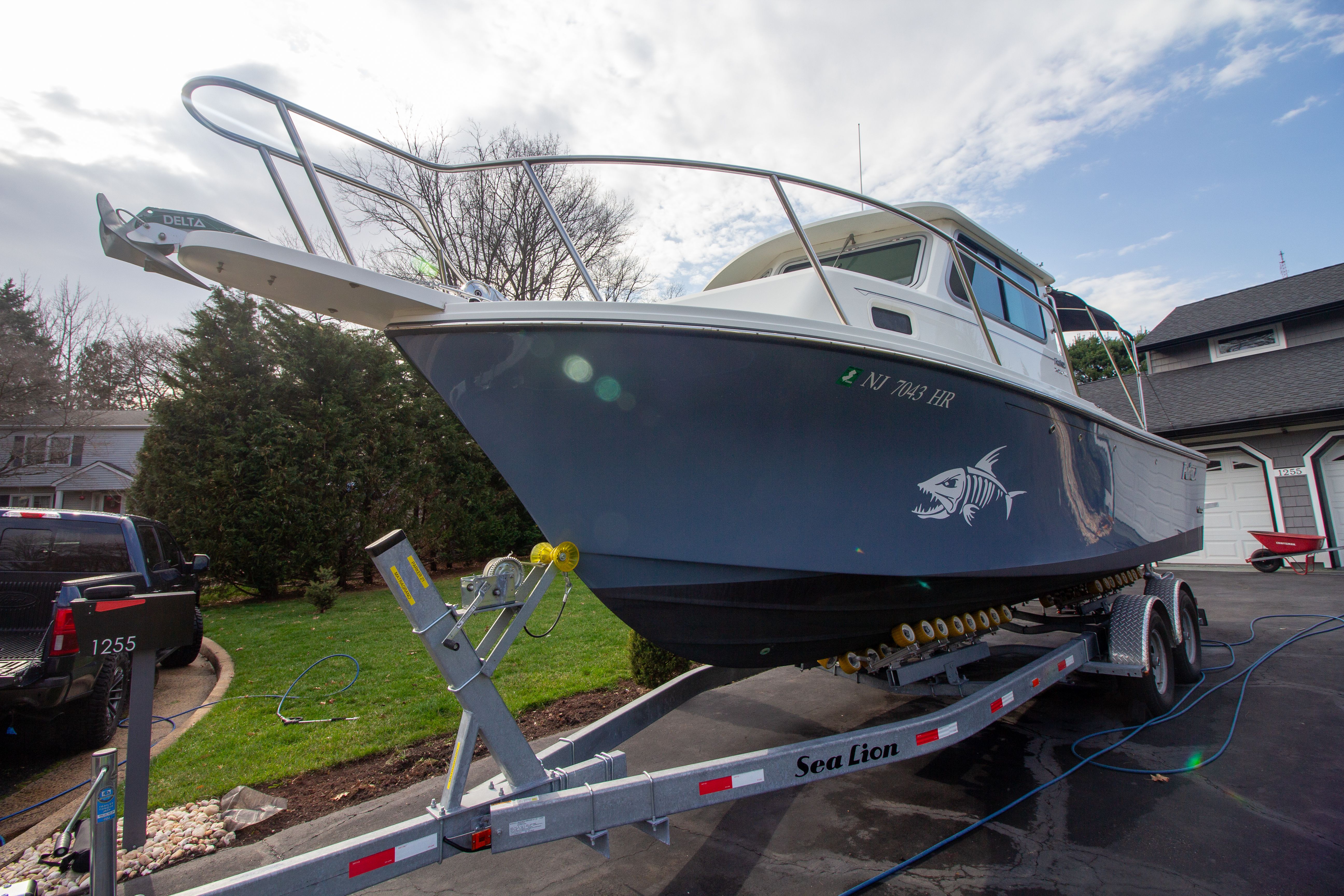 Parker 2520 XLD Sport Cabin 2022 on trailer outdoors.