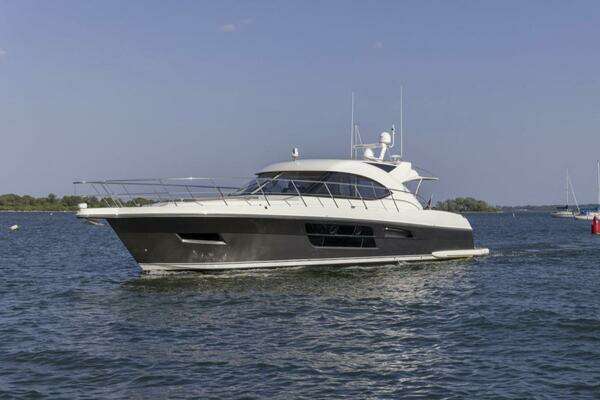 2016 Riviera 5000 Sport Yacht