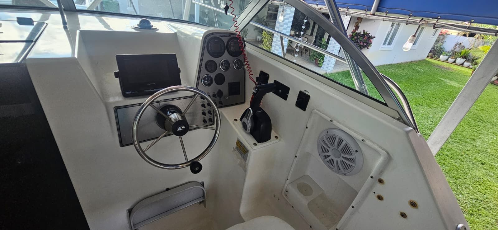 Interior view of Wellcraft 24 Walkaround 2000 helm.