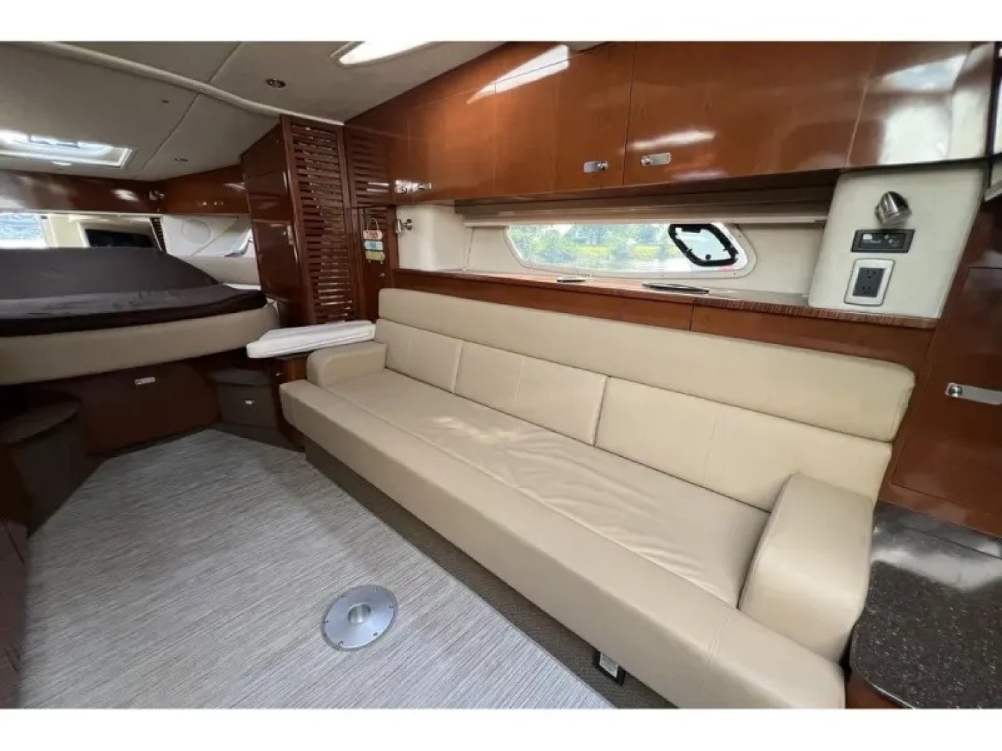 2012 Sea Ray 370 SUNDANCER - Image 17