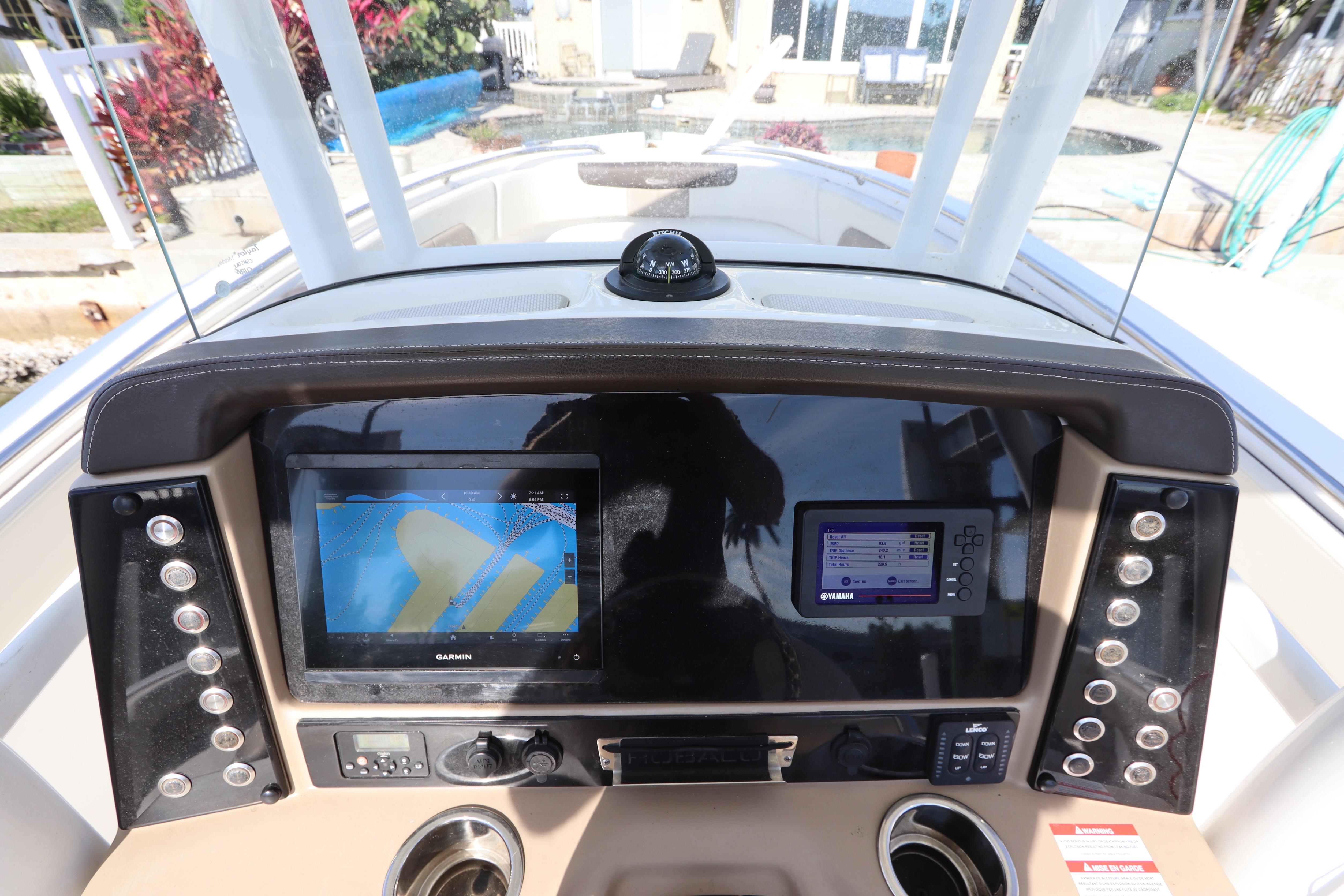 2019 Robalo R242 Center Console dashboard with Garmin and Yamaha displays.