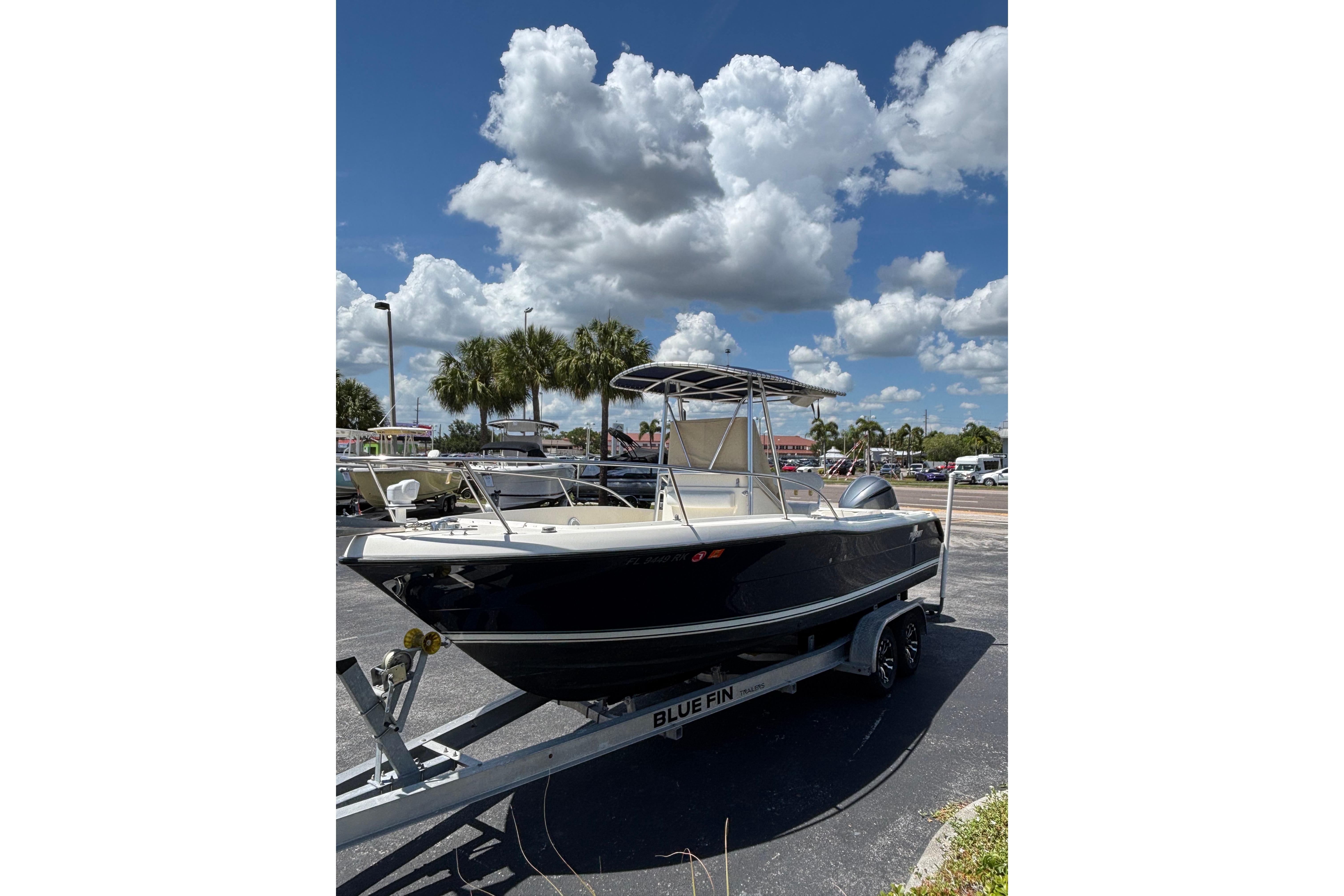 2000 Pursuit 2470 Center Console