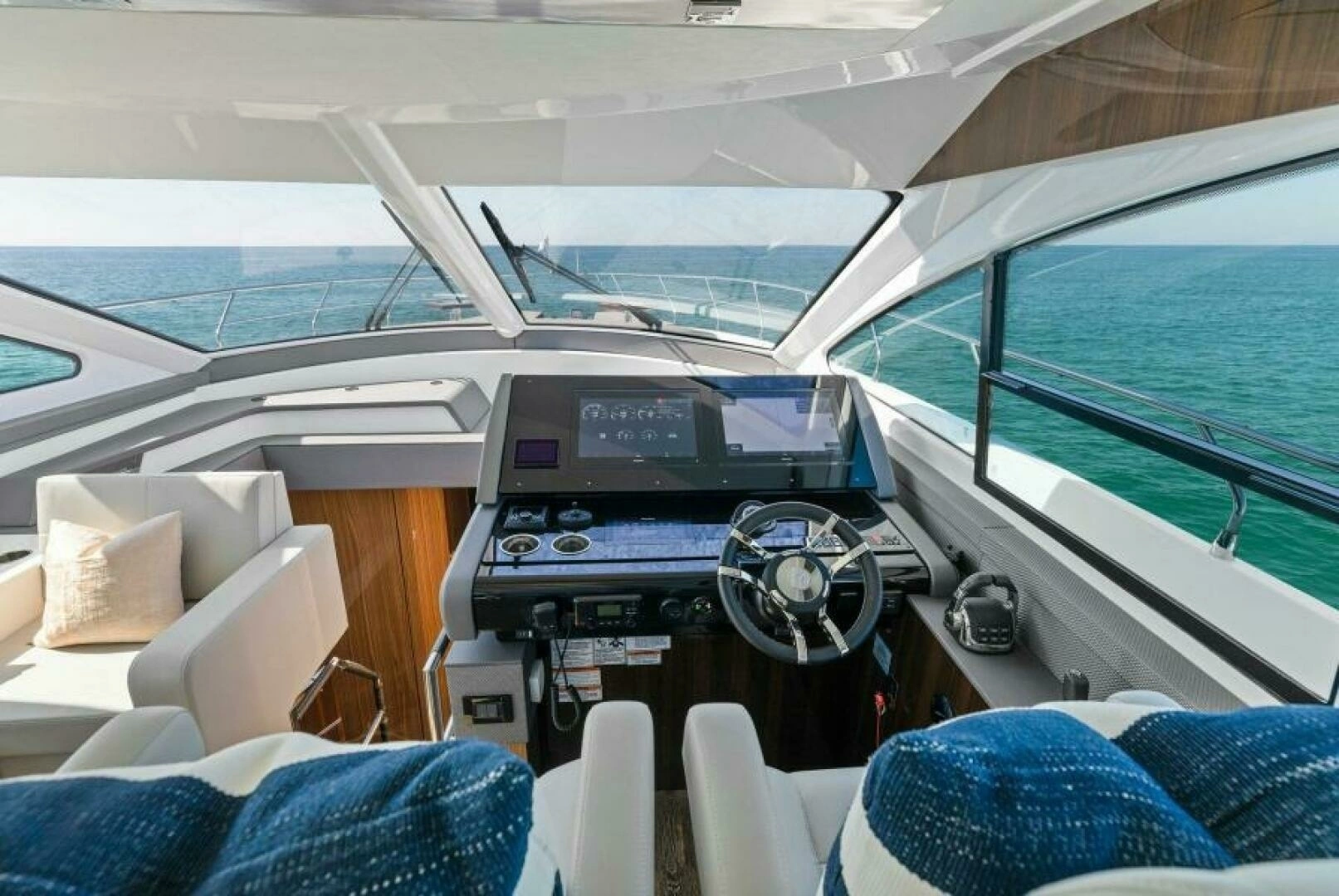 2023 Cruisers Yachts 60 Cantius Fly - Image 33