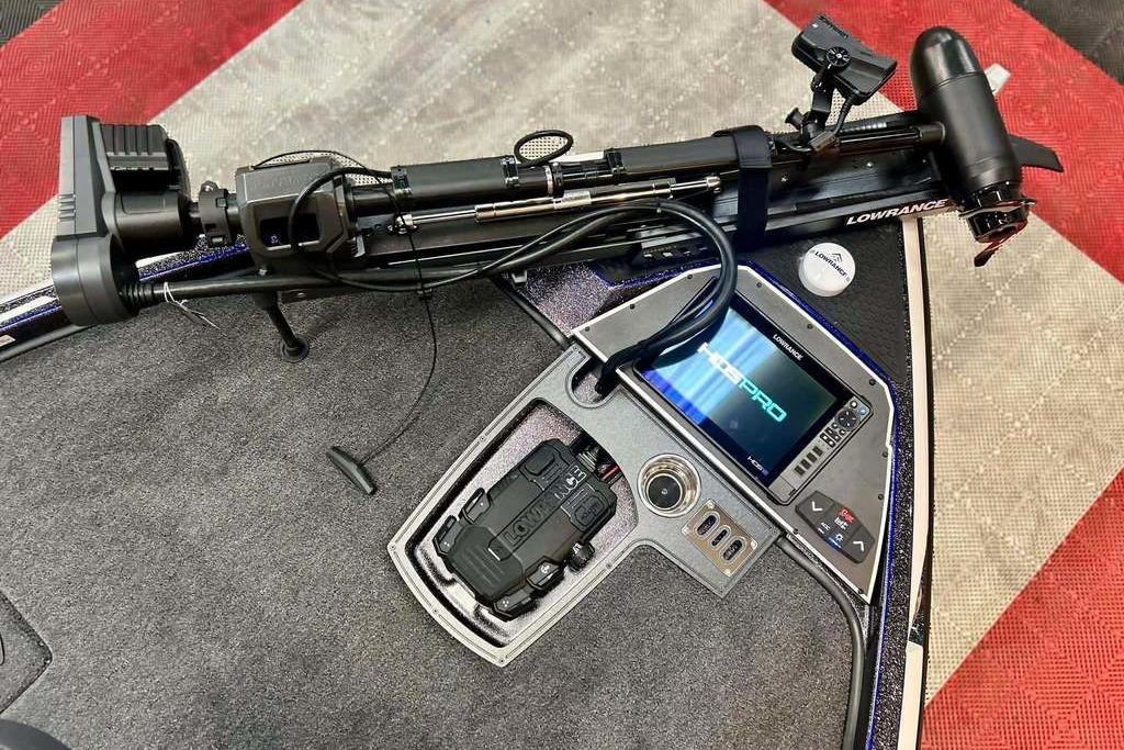 2026 Ranger Z521R Cup-Equipped boat dashboard with Lowrance electronics and trolling motor.
