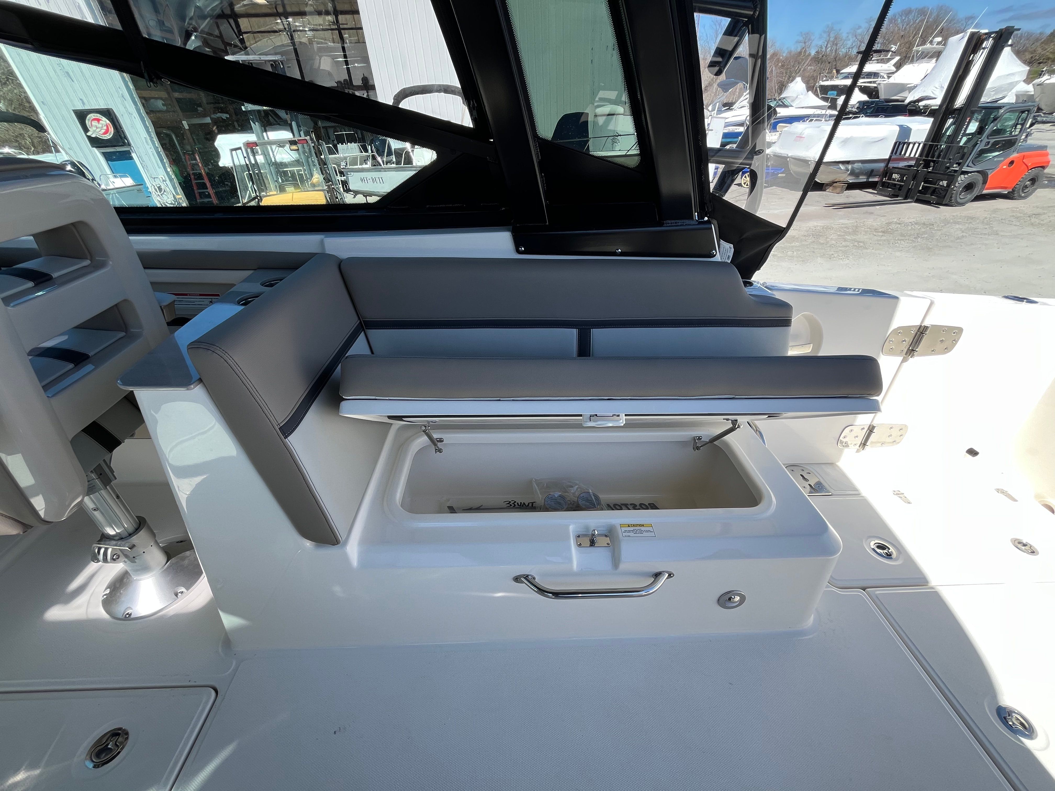 2026 Boston Whaler 330 Vantage - 14