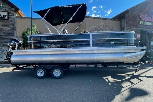 2026 Sun Tracker Party Barge 22 DLX