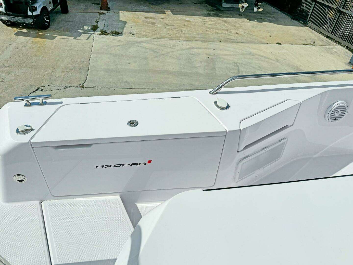 2024 Axopar 37XC CROSS CABIN - Image 23