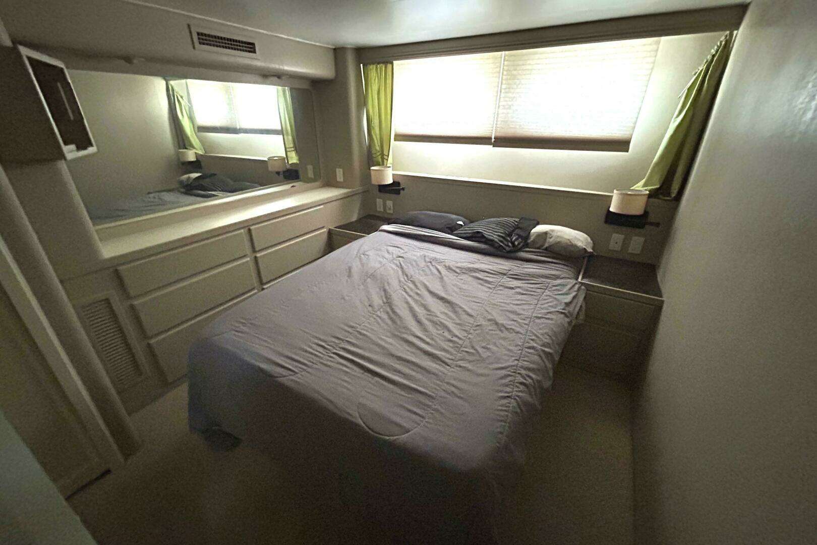 1991 Hatteras Cockpit Motor Yacht - Image 15