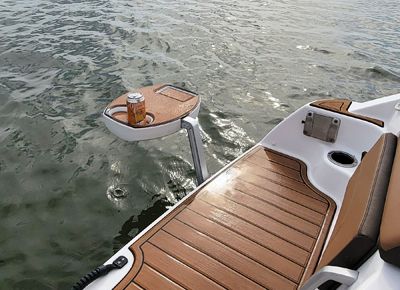 Yamaha 252SE 2024 boat with drink holder on water.