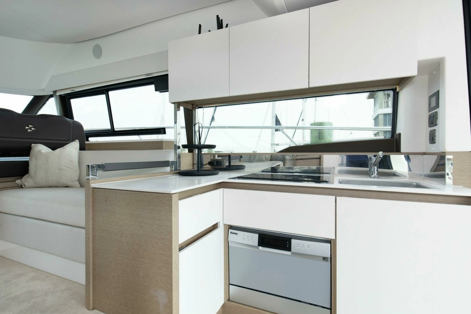 2023 Prestige 460 Flybridge - Image 3