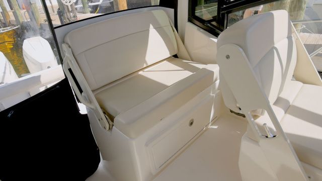 2023 Boston Whaler 325 Conquest - 8