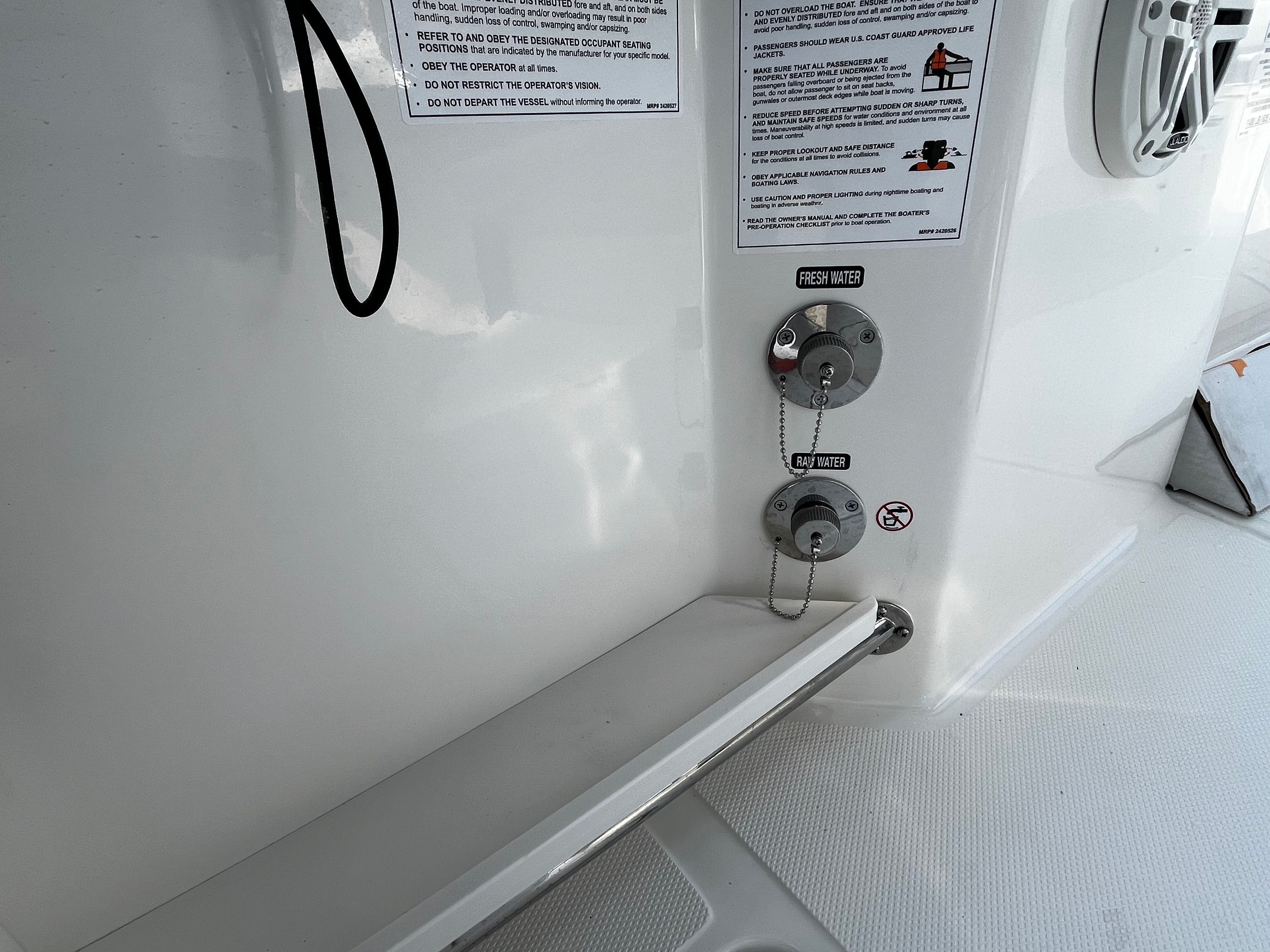 2026 BOSTON WHALER 250 OUTRAGE - Image 8