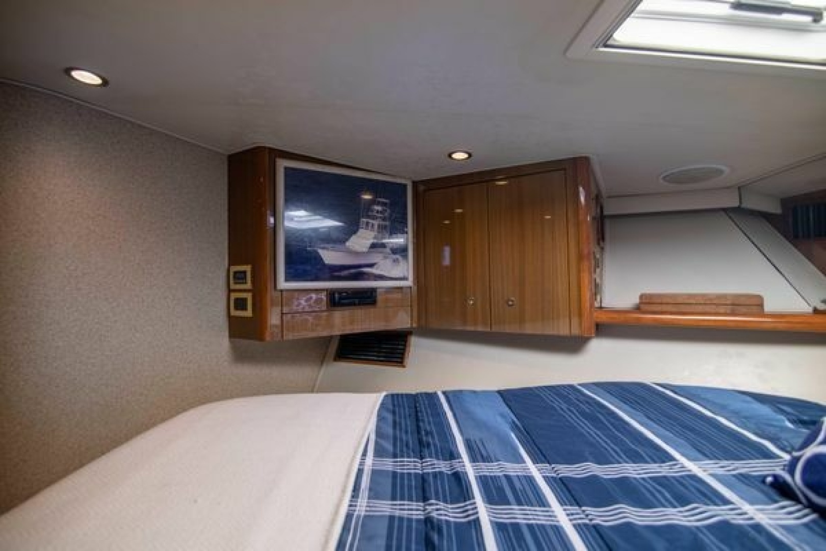 2007 Viking 52 Convertible - Image 26