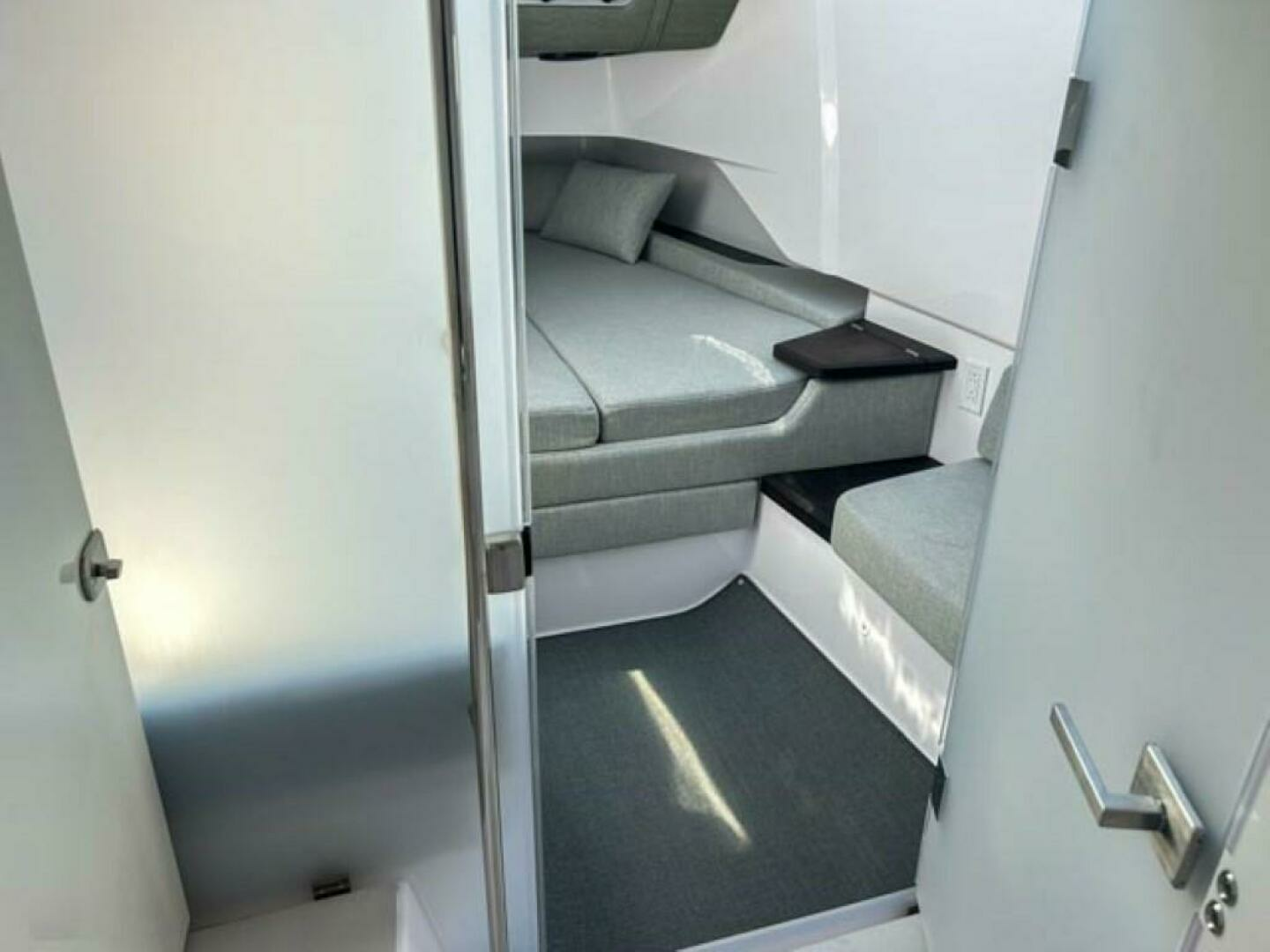 2024 Axopar 37XC CROSS CABIN - Image 11