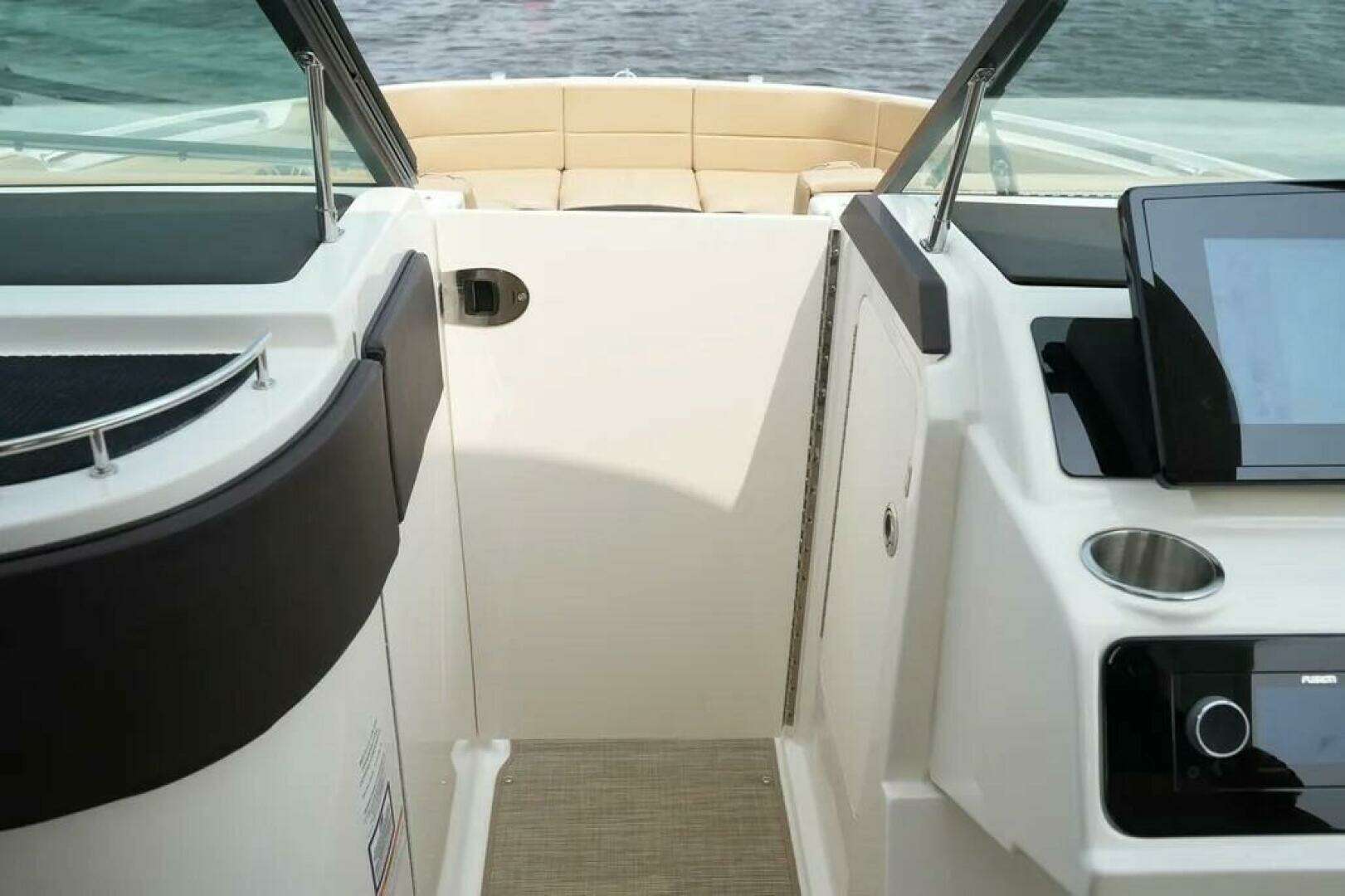 2023 Sea Ray SLX 310 Outboard - Image 18