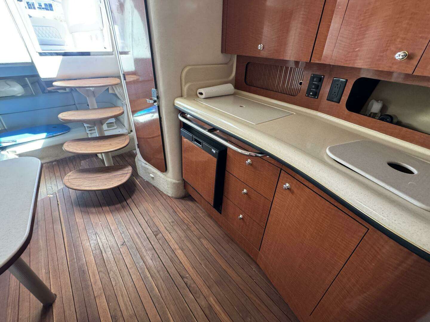 2002 Sea Ray 320 Sundancer - Image 46