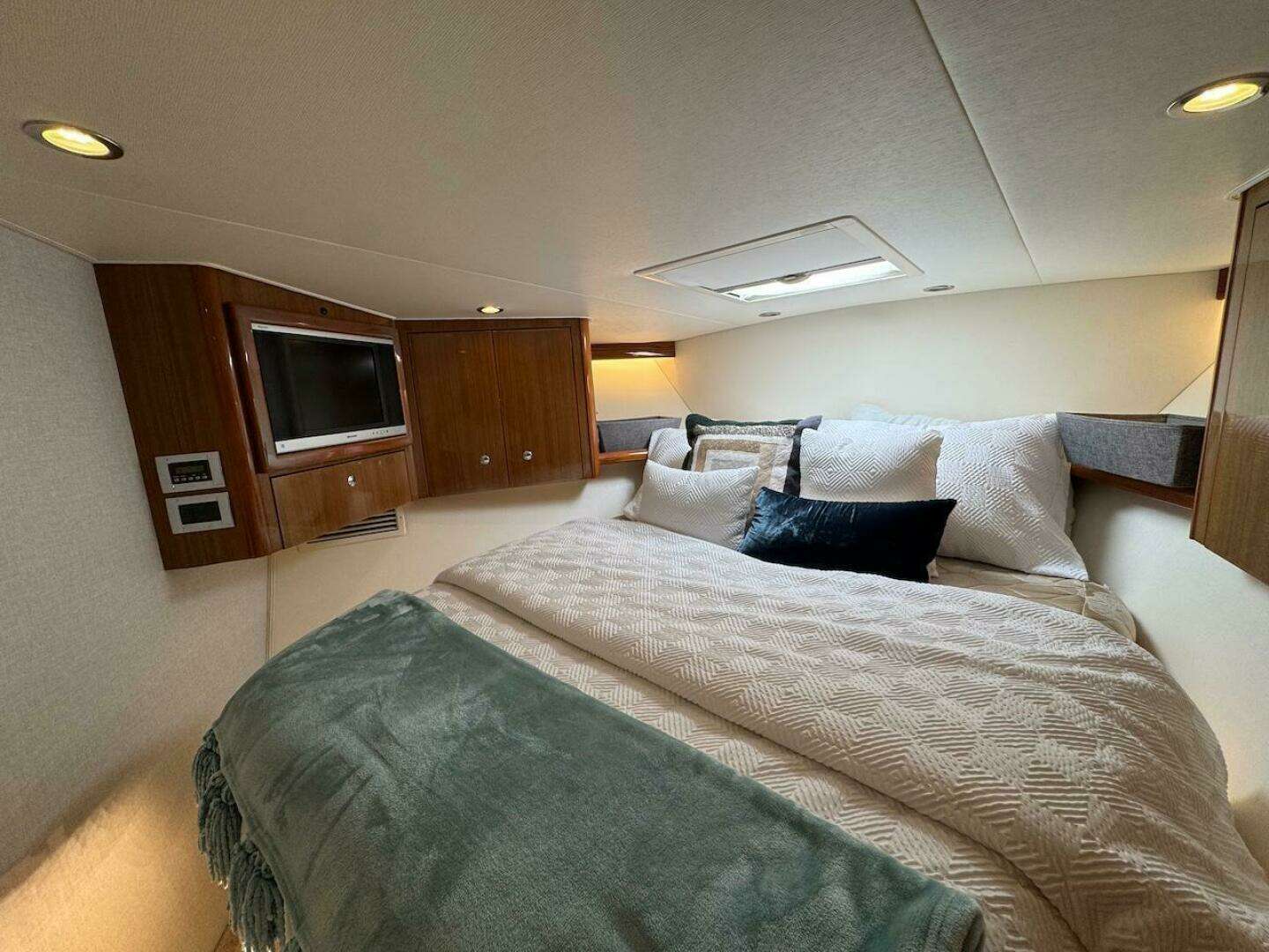 2007 Viking 52 Convertible - Image 22