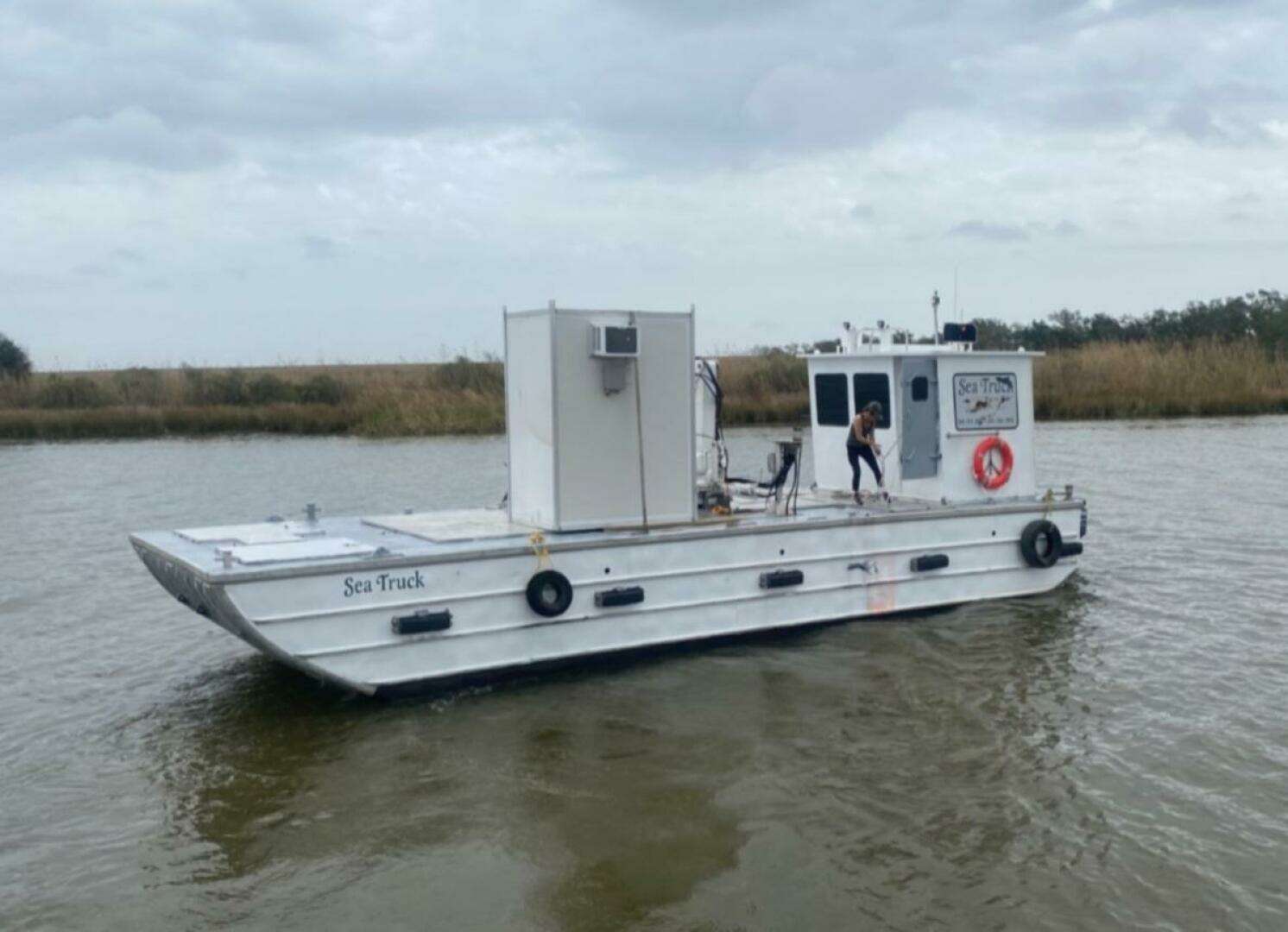 1985 Custom Aluminum Barge - Image 4