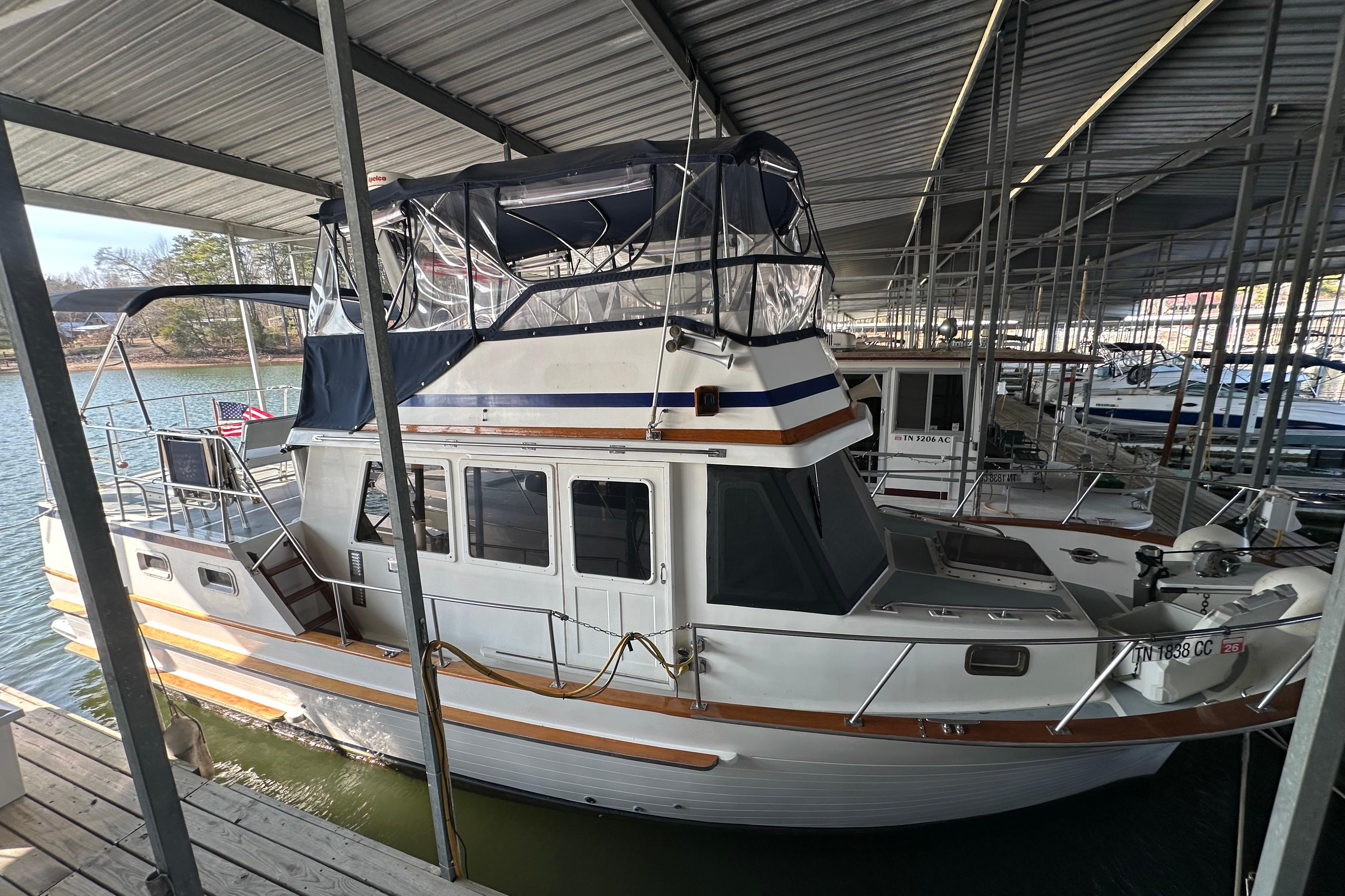 1986 Present Yachts 35 MotorYacht