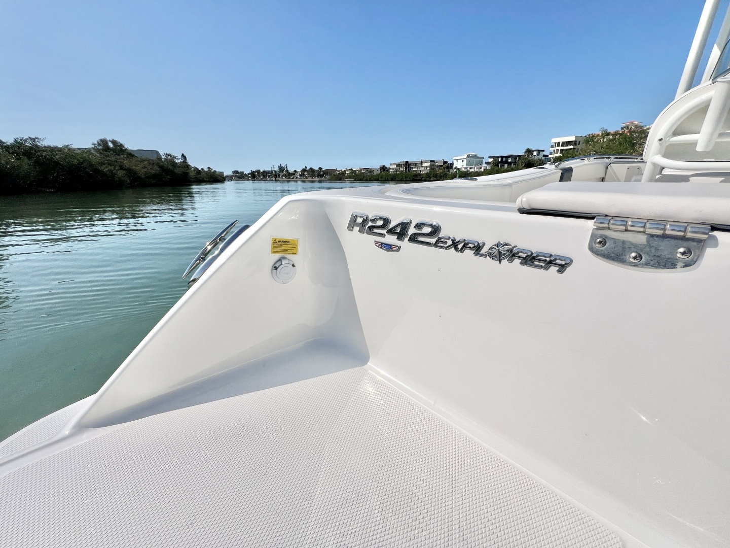 2021 Robalo R242 Explorer - Image 10