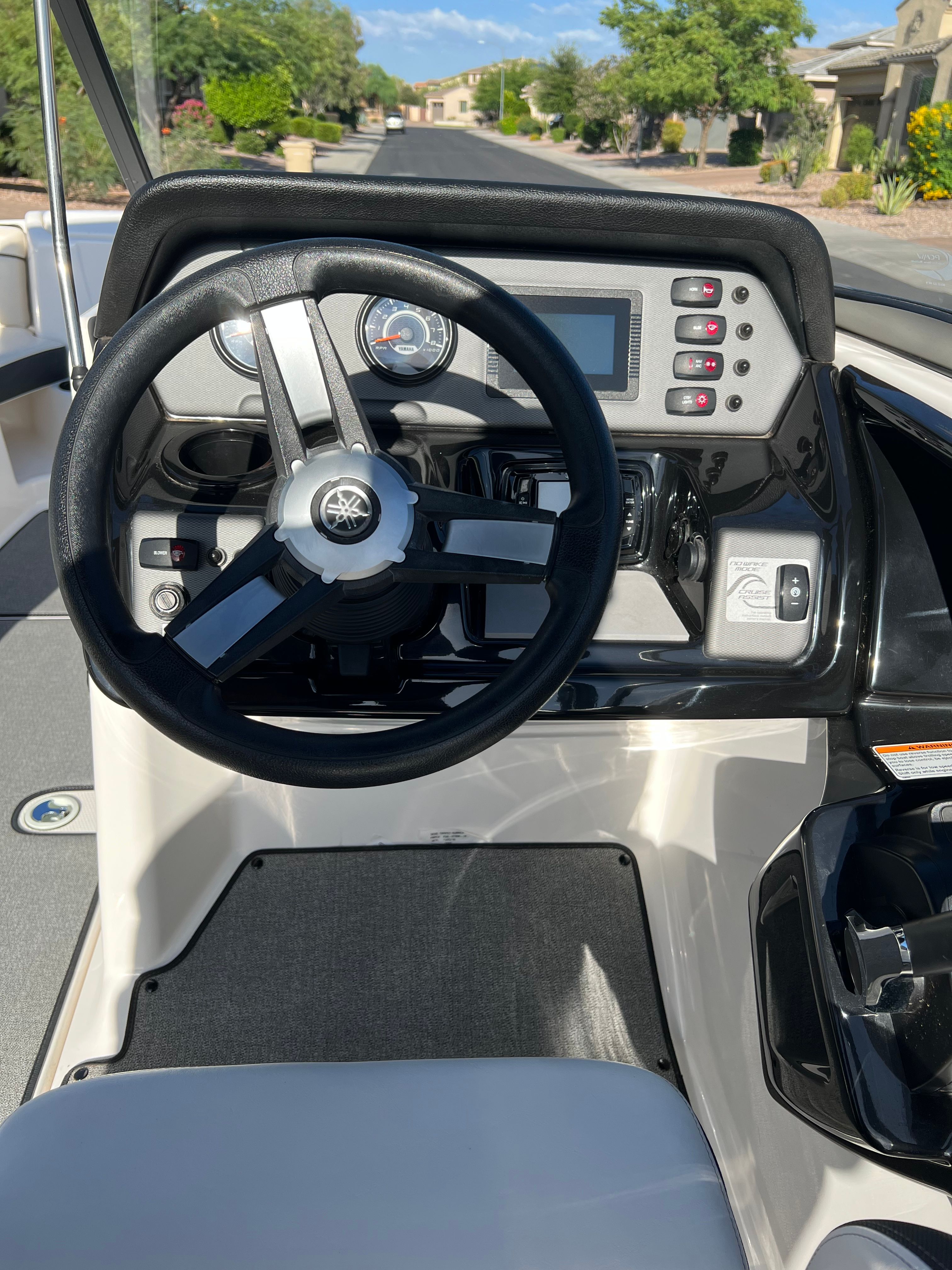 Yamaha AR210 2018: Helm with steering wheel, instrument display, and controls.