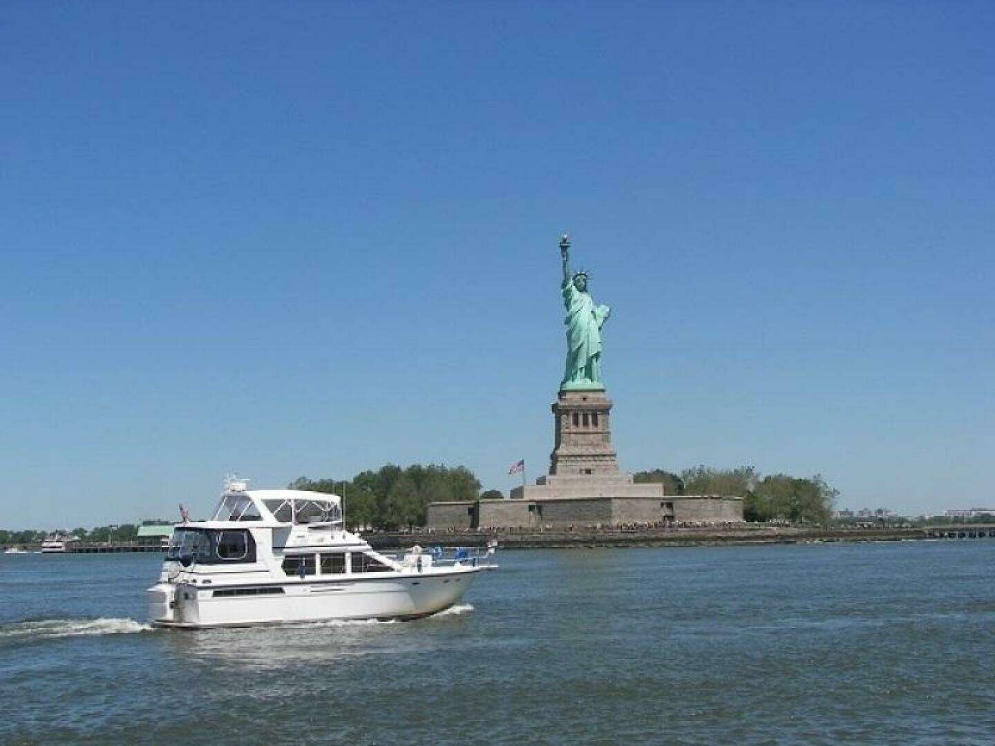 1990 Jefferson 43 Sundeck - Image 3