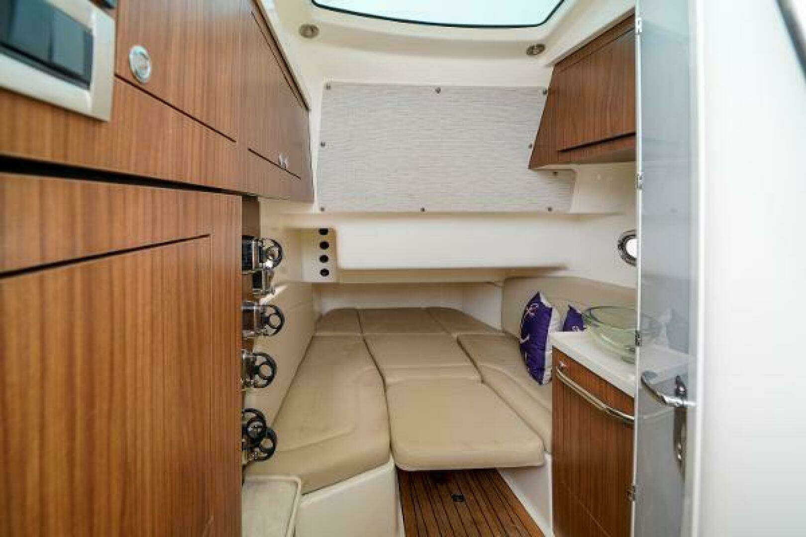 2018 Boston Whaler 380 Outrage - Image 25