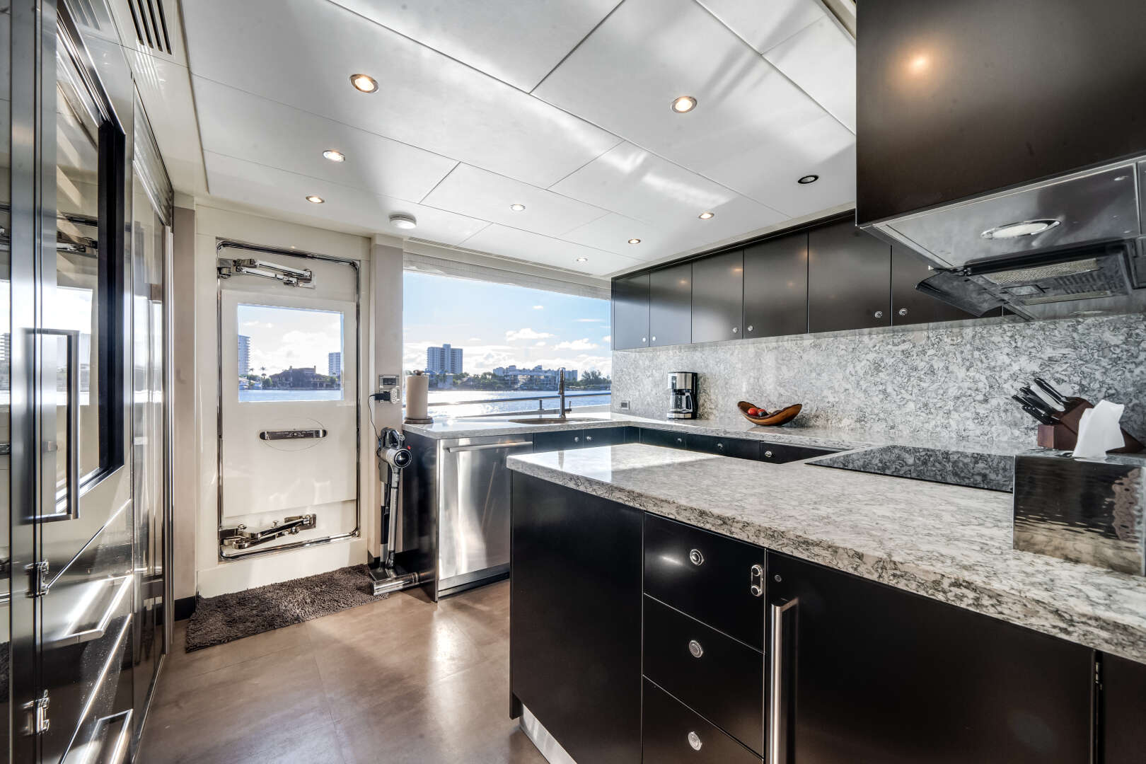 2022 Ocean Alexander 32L - Image 24