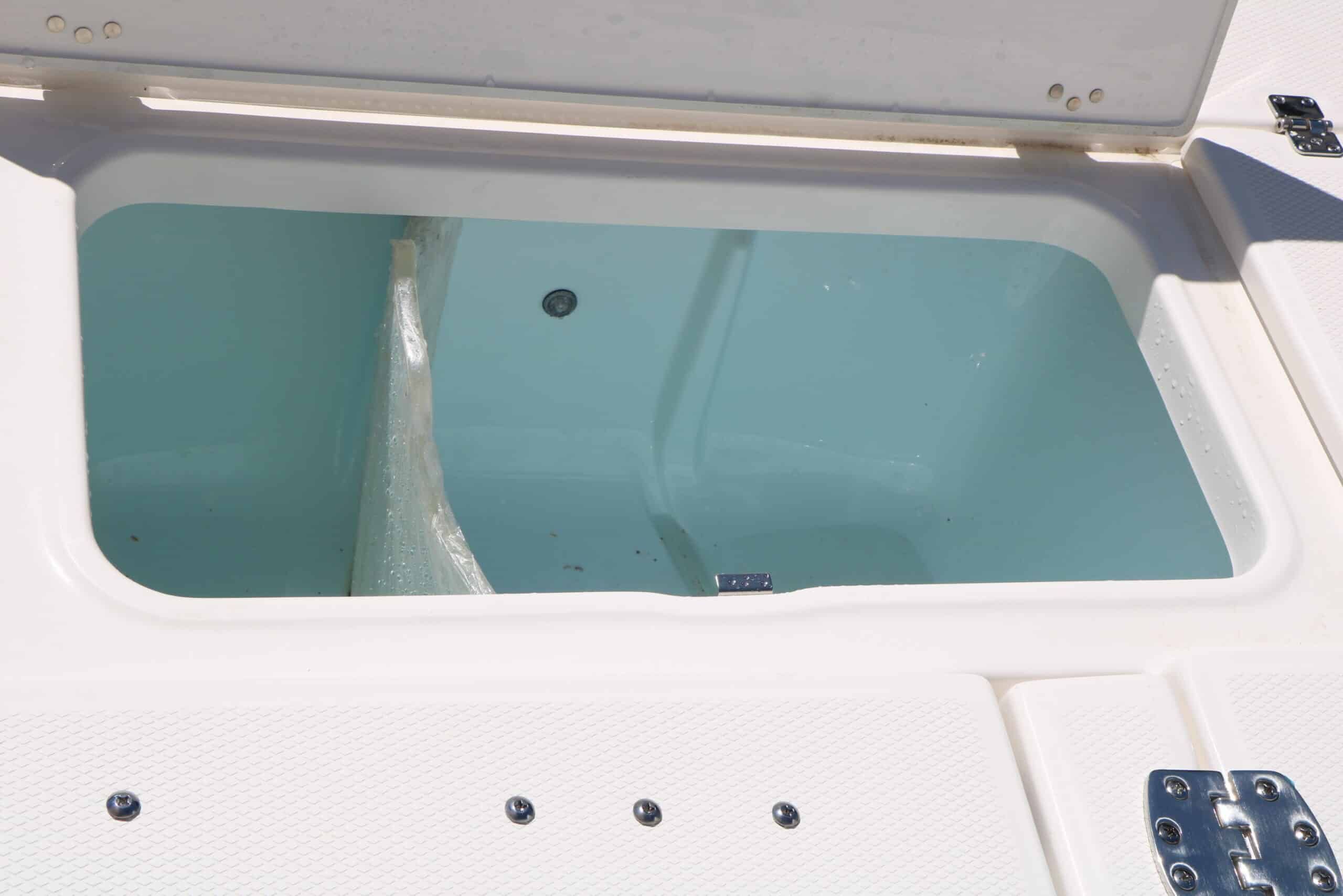 2026 Robalo 246 Cayman - 38