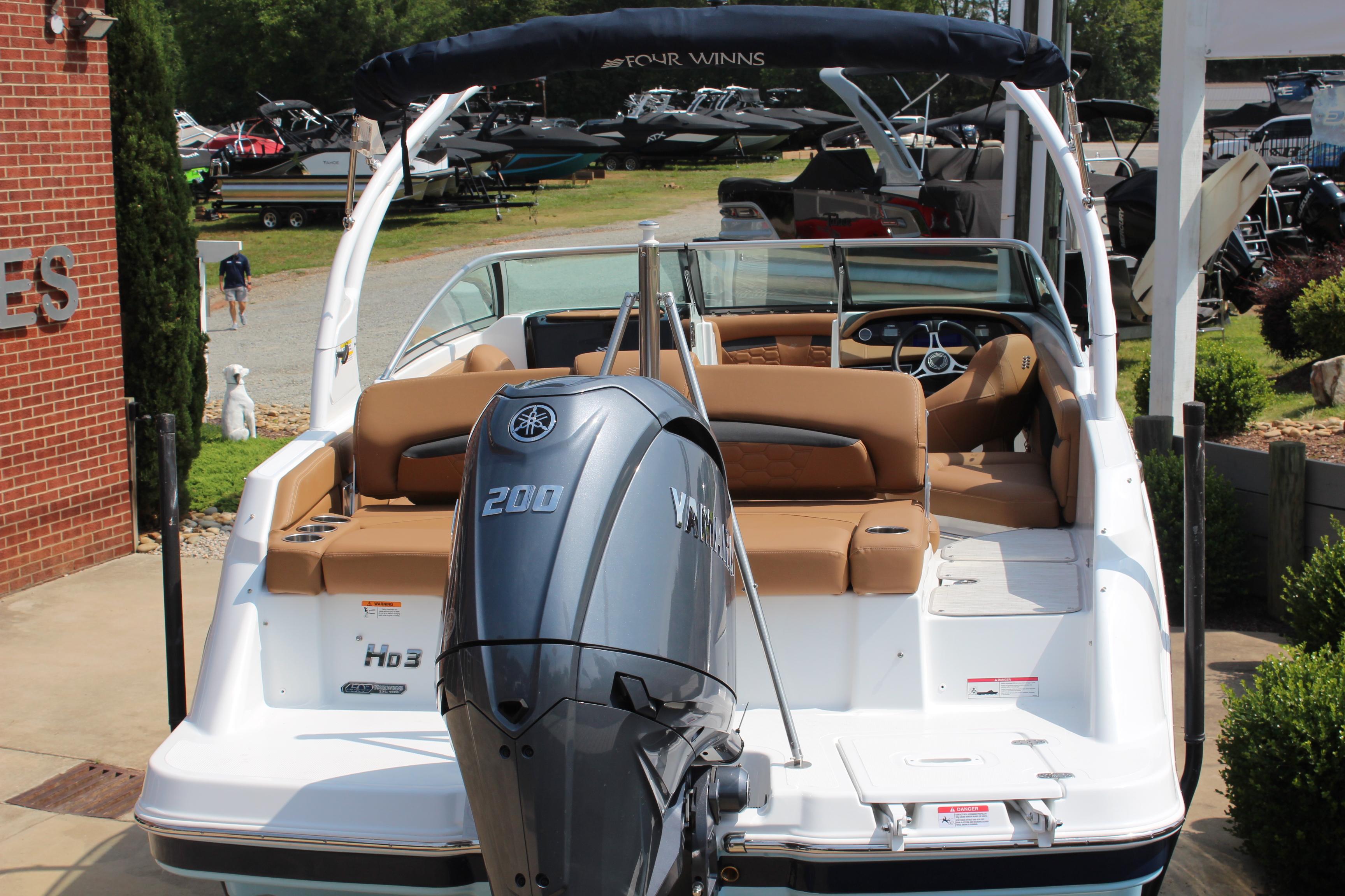 2025 Four Winns HD3 OB boat with Yamaha 200 outboard motor, displayed outdoors.