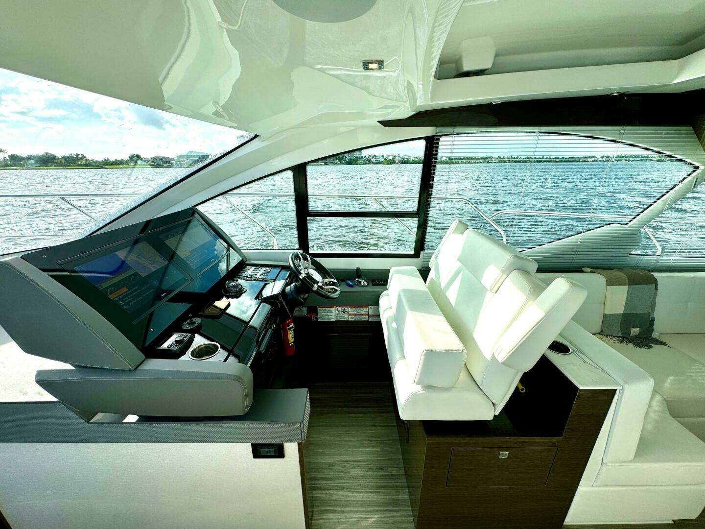 2020 Cruisers Yachts 50 Cantius - Image 14