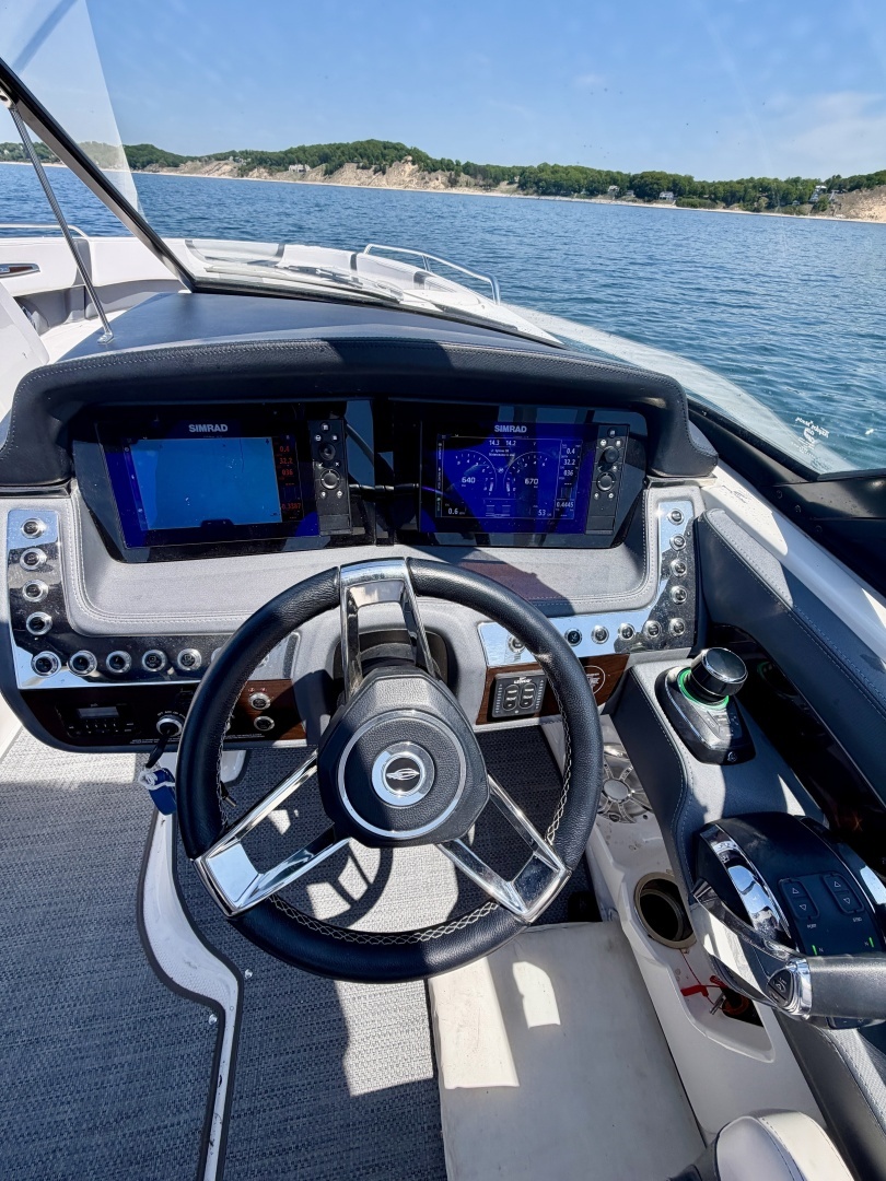 2018 Chaparral 307 - Image 15