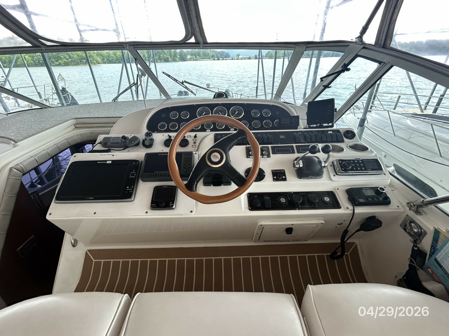 2000 Cruisers Yachts 4450 - Image 21