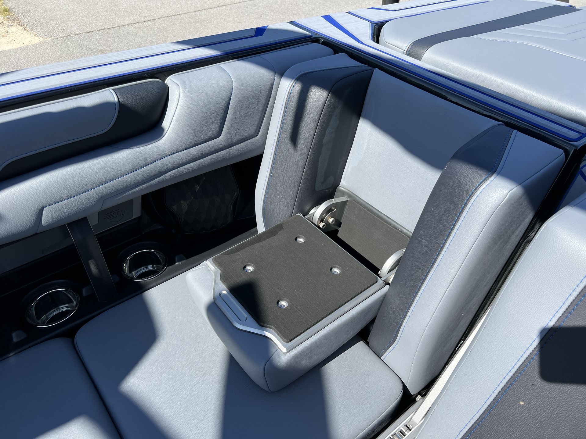 2025 MALIBU 25 LSV - Image 18