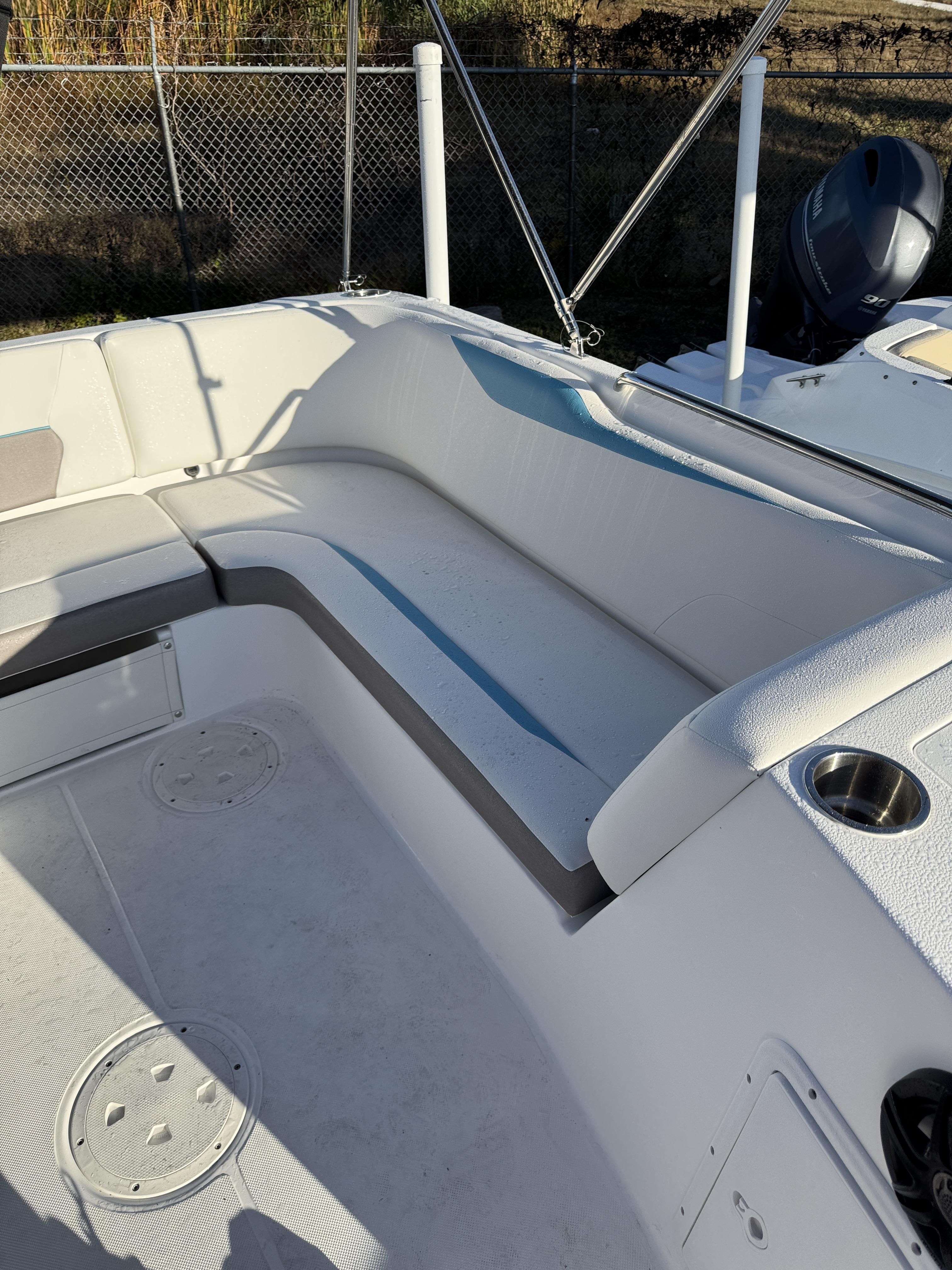 2026 Hurricane SunDeck Sport 188 OB - 31