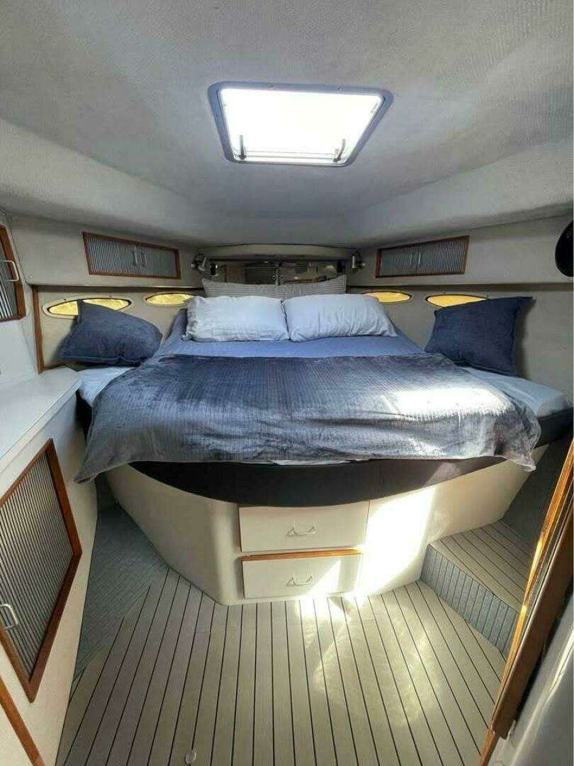 1989 Sea Ray 390 Express Cruiser - Image 9