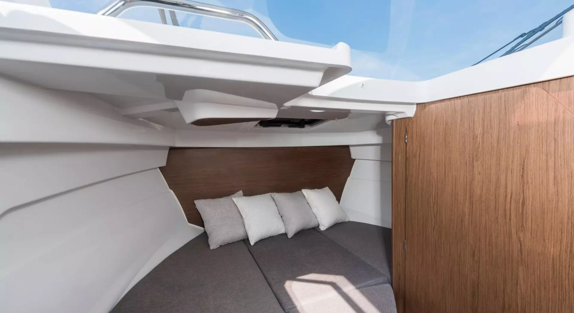 2026 Beneteau Antares 7 - Image 11