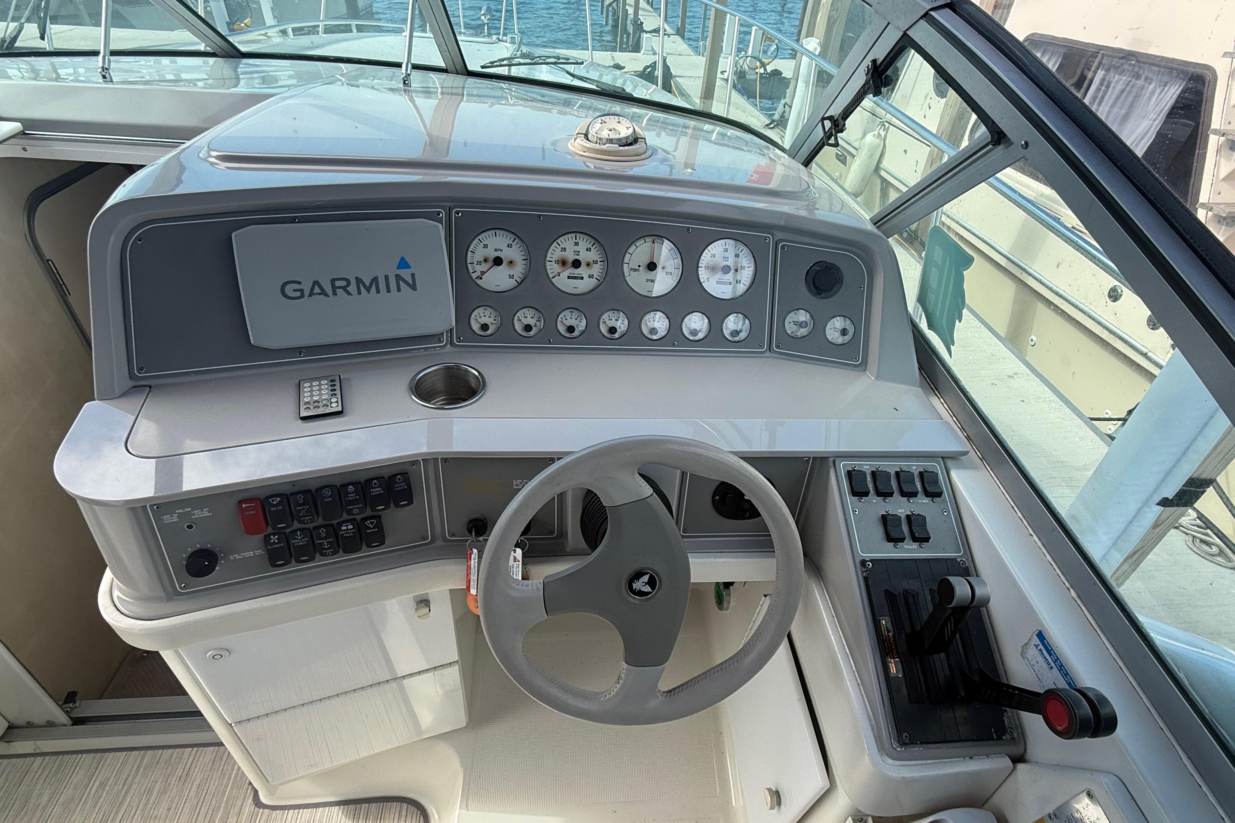 1999 Formula 34 Performance Cruiser helm with Garmin navigation and control panel.