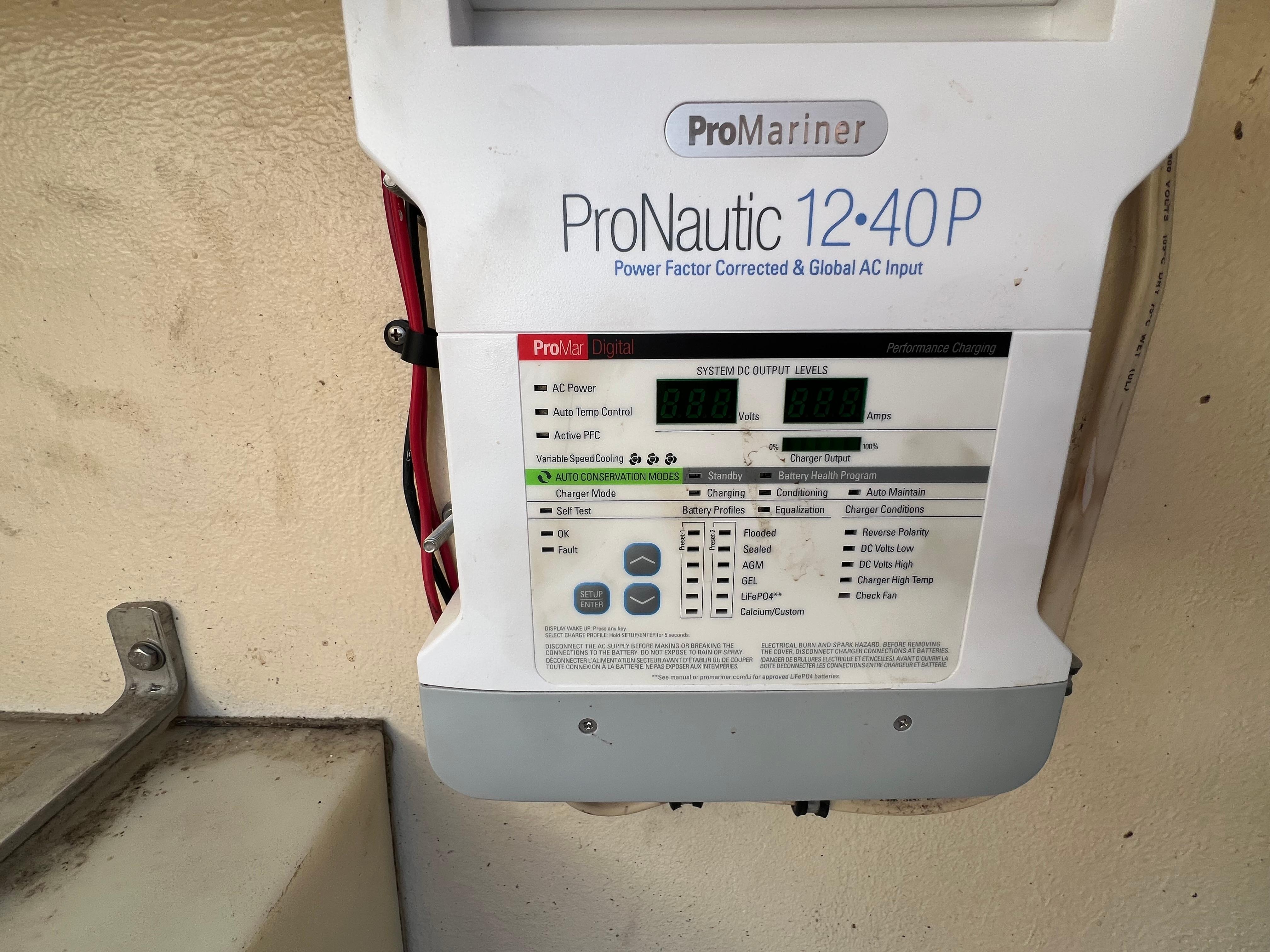 ProMariner ProNautic 12-40P battery charger on Black Thunder 430 Flat Deck, 1999 model.