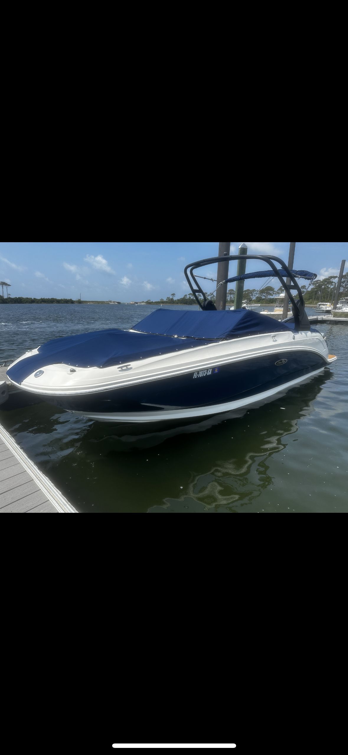 Sea Ray SDX 250 Outboard 2020 on water at dock.