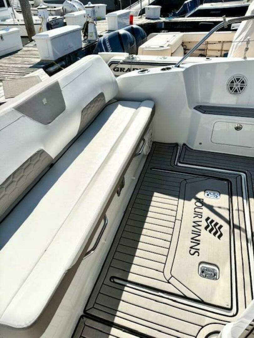 2020 Four Winns Vista 355 Coupe OB - Image 10