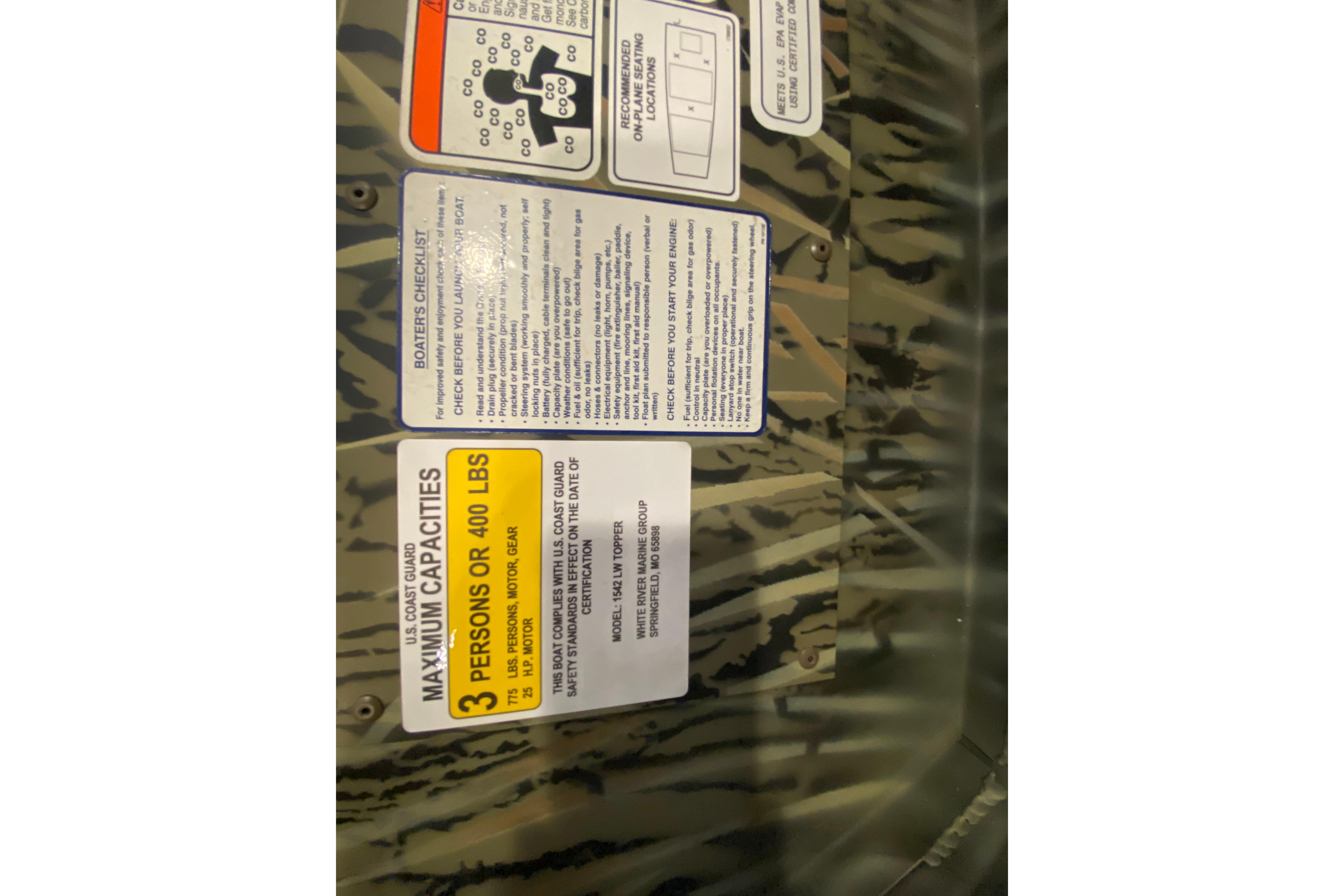 Tracker Grizzly 15 Jon 2026 boat capacity label, maximum 3 persons or 400 lbs.
