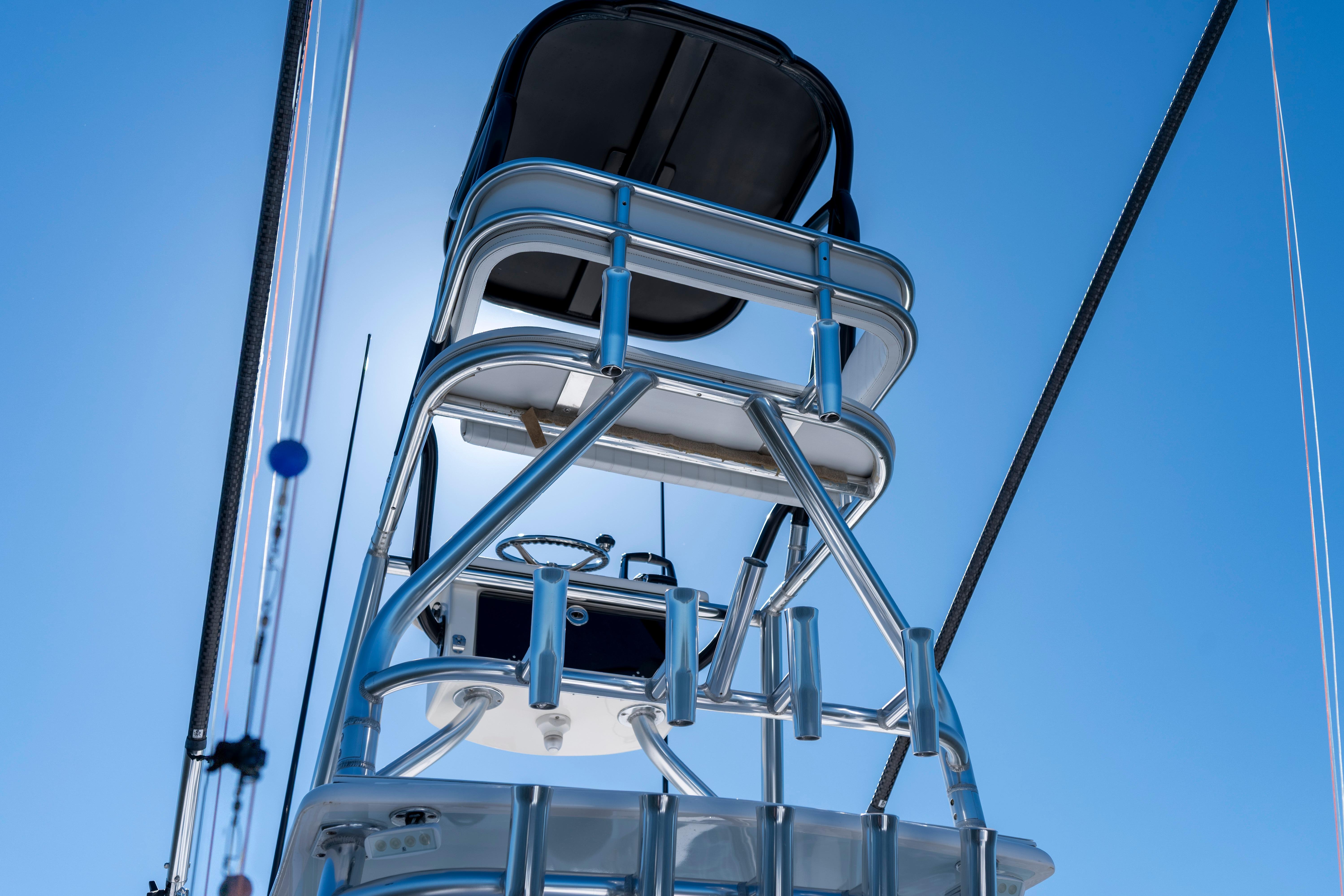 Contender 39 ST 2015 boat tower against clear blue sky, showcasing sleek design.