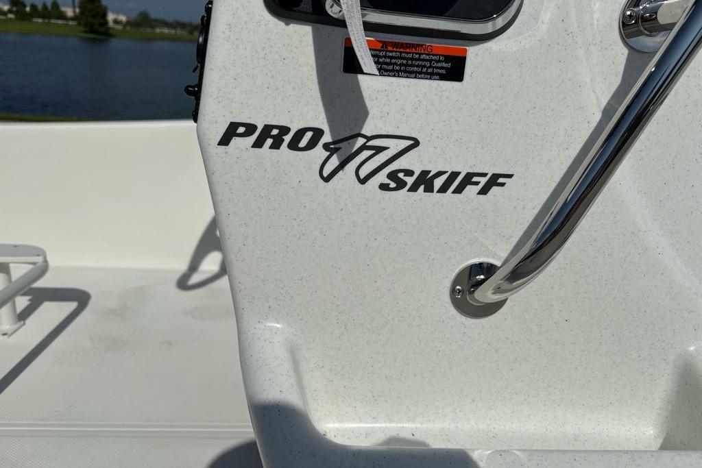 2026 Mako Pro Skiff 17 CC boat console with logo and chrome handle.
