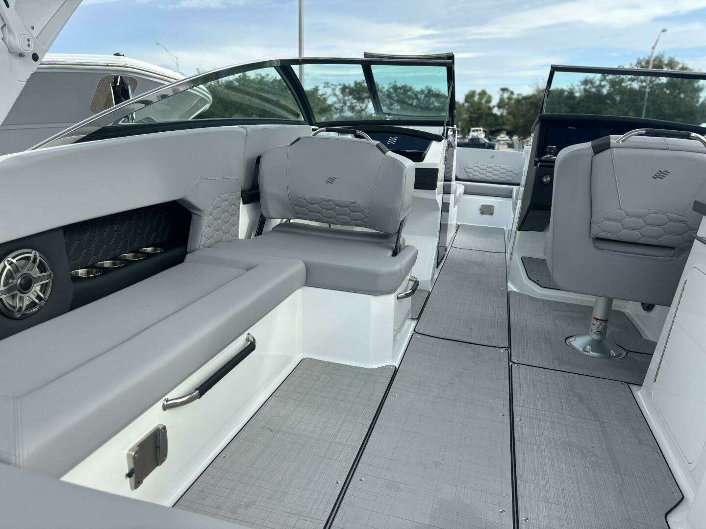 2026 Four Winns H9 - Image 12