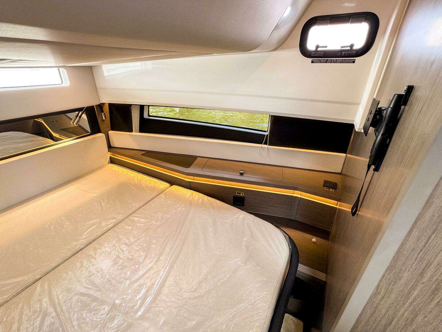 2025 Wellcraft 38 Explorer - Image 38