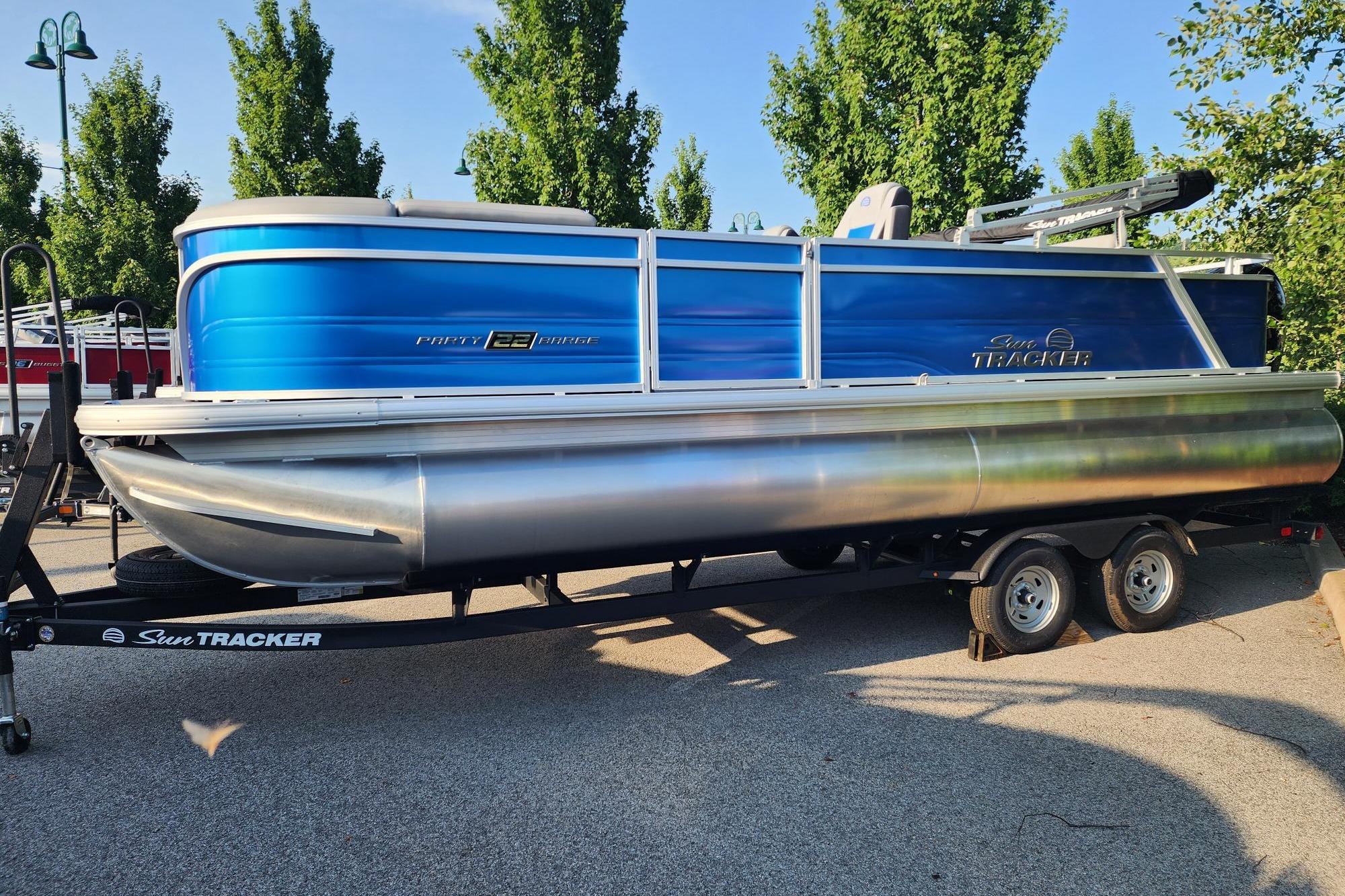 2026 Sun Tracker Party Barge 22 RF DLX