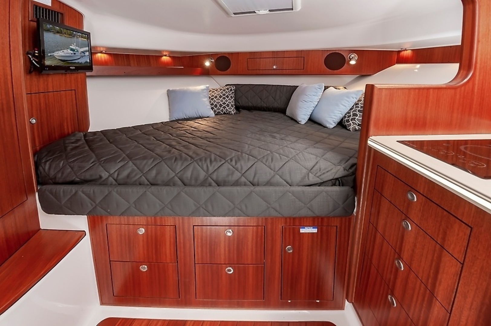 2015 Pursuit 385 OS - Image 34