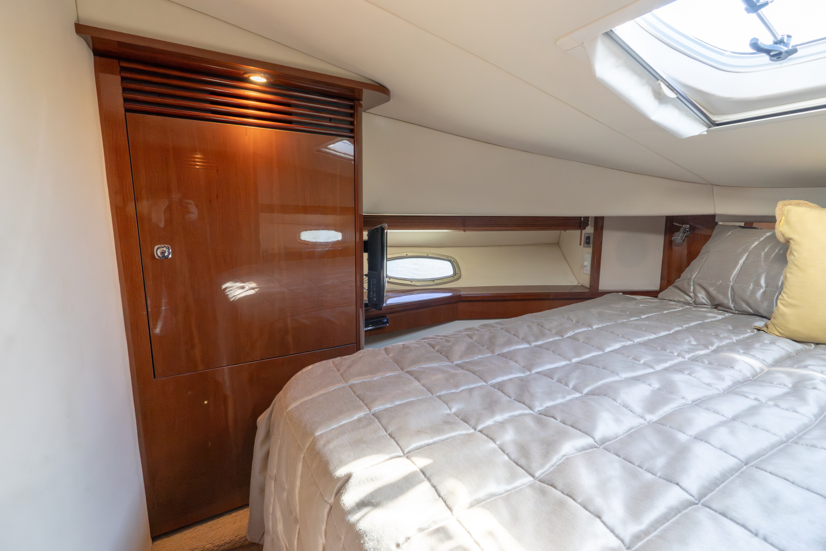 2010 Sea Ray 50 SUNDANCER - Image 10